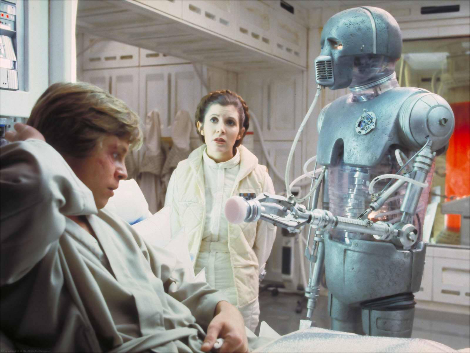 星際大戰 桌布 壁紙 — Luke Skywalker 受傷躺在醫療艙，Leia 公主在旁憂心地看著，旁邊有一個拿著醫療工具的機器人。