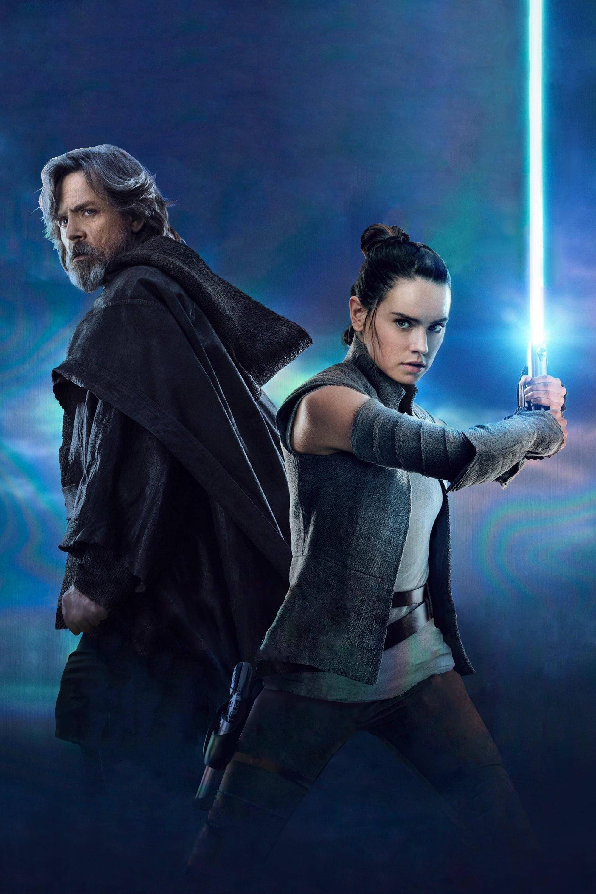 Star Wars Luke Skywalker 4K 桌布 壁紙 — Luke Skywalker 和 Rey 在宇宙場景中準備就緒，Rey 揮舞著發光的藍色光劍。