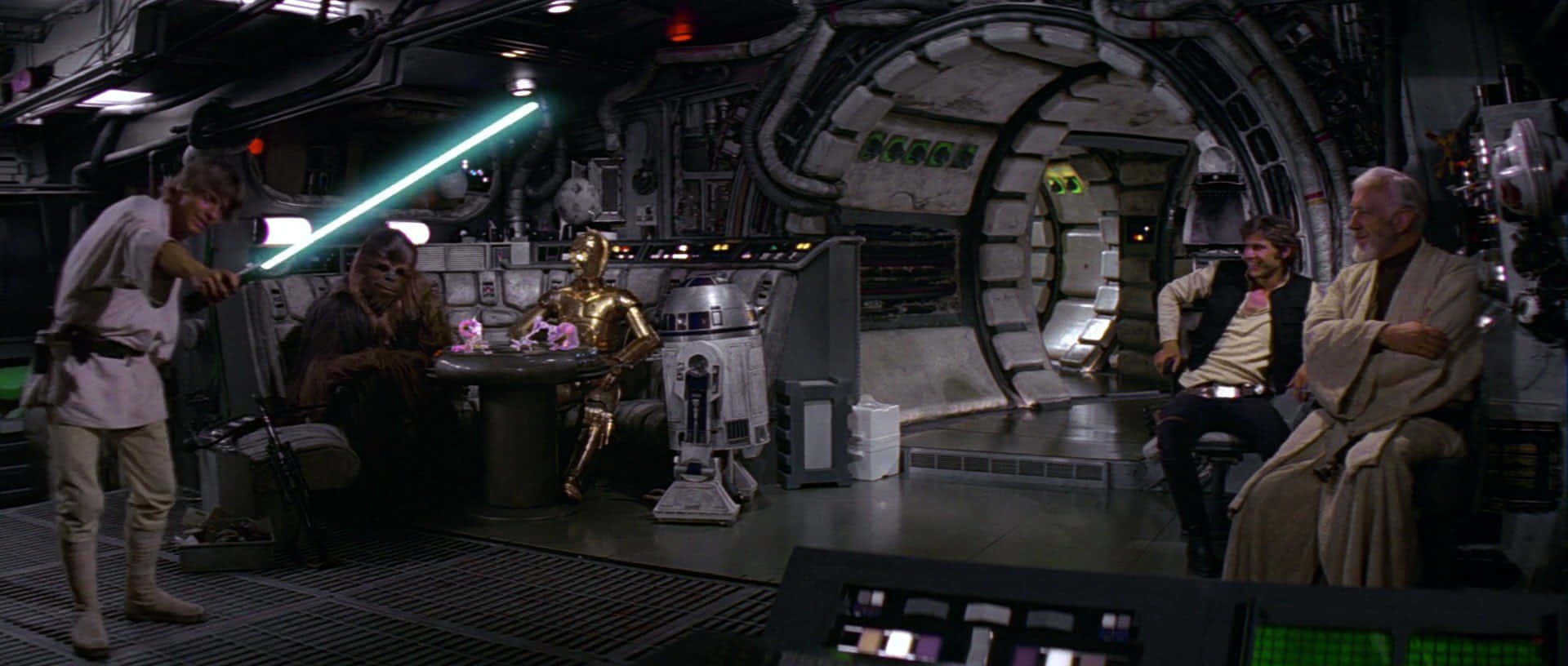 A New Hope 桌布 壁紙 — Luke Skywalker 在千年鷹號的駕駛艙中揮舞著一把發光的綠色光劍，而Chewbacca、R2-D2和其他船員在一旁觀看。