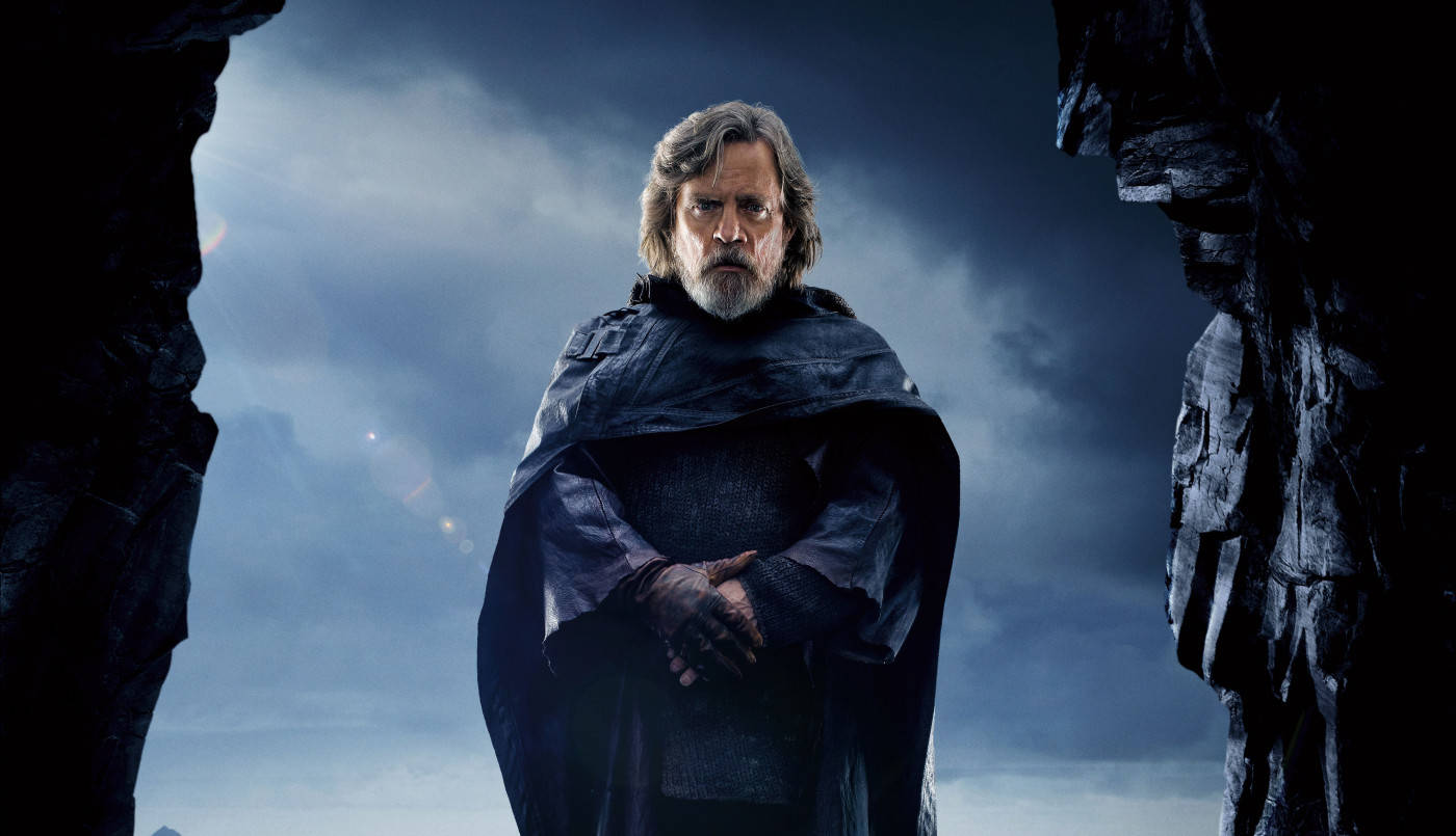 Star Wars Luke Skywalker 4K 桌布 壁紙 — Luke Skywalker 莊嚴地站在黑暗的岩石拱門中，背景是暴風雨的天空，光線戲劇性。