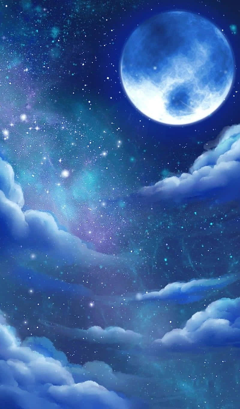  壁紙 — 一輪明亮的藍月照耀在蓬鬆的雲層之上，星空夜空中閃爍著宇宙星雲。