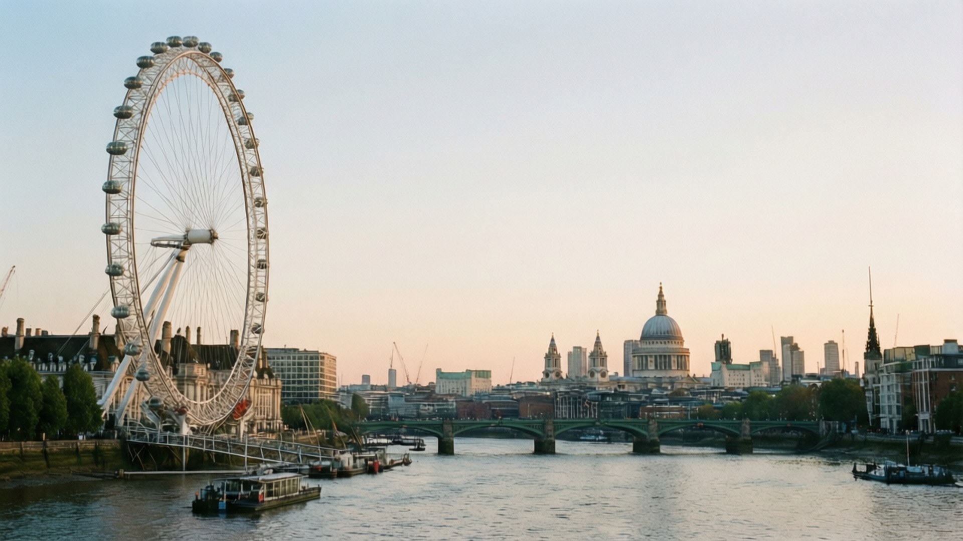 Serene Thames Morning 壁紙 — 倫敦眼在泰晤士河畔夕陽下高聳，遠處聖保羅大教堂閃耀著光芒。