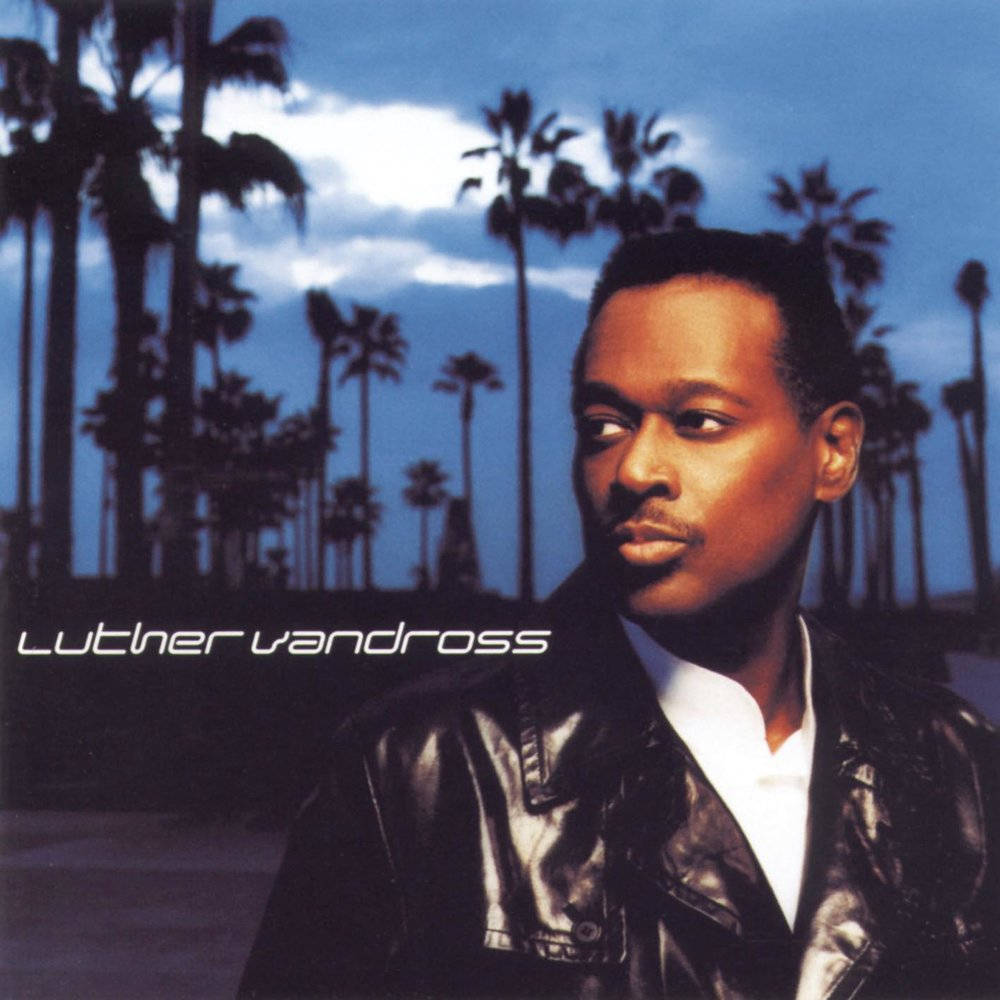 poster 桌布 壁紙 — Luther Vandross 身穿黑色皮夾克，在暮色天空下的棕櫚樹背景下若有所思地凝視。