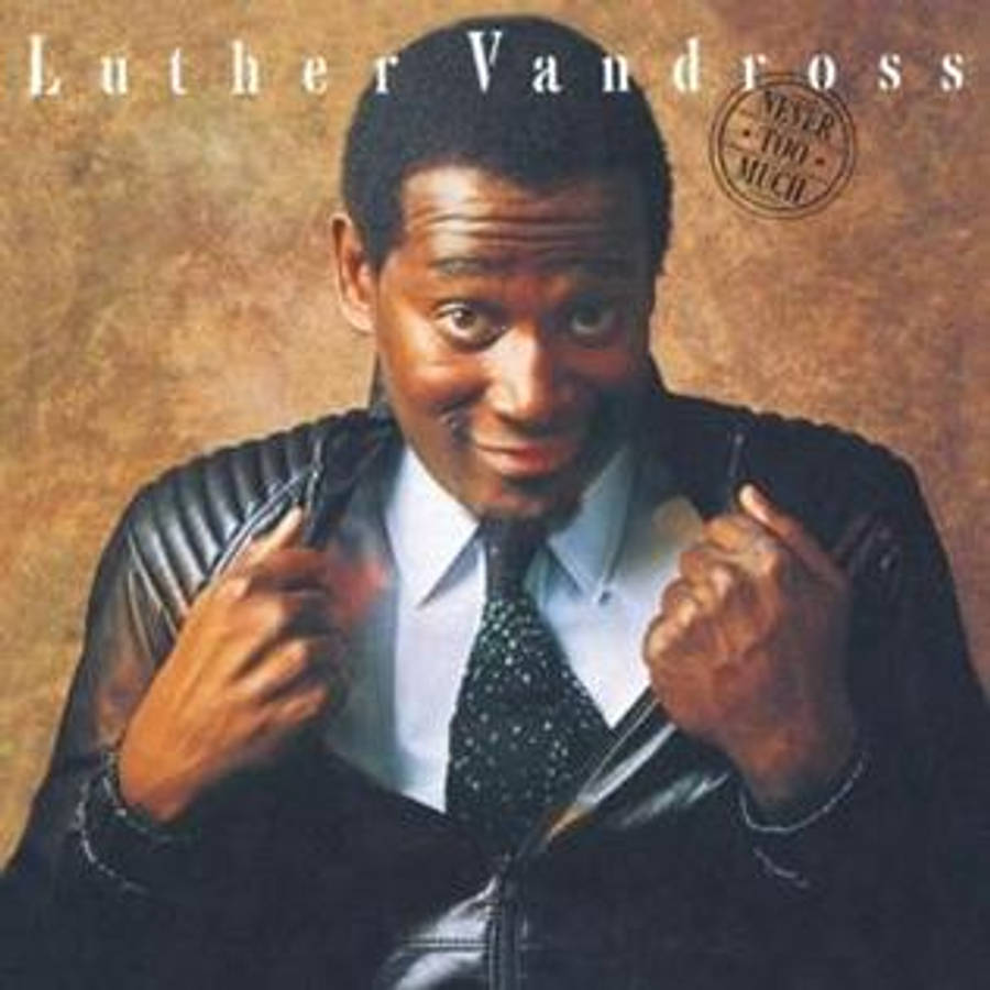 poster 桌布 壁紙 — Luther Vandross 溫暖地微笑，同時拉開他的皮夾克，背景是帶有紋理的金棕色。