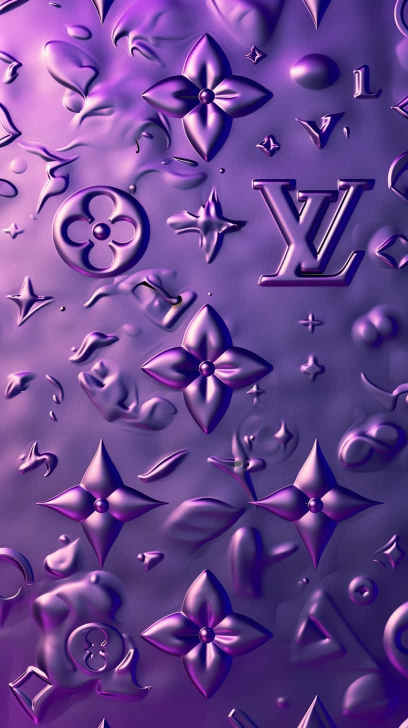  壁紙 — 豪華紫色3D渲染壁紙，帶有壓花Louis Vuitton標誌和字母組合圖案，具有金屬光澤。