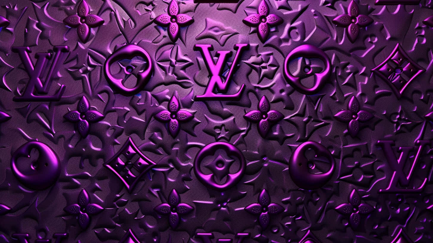  壁紙 — 奢華的紫色紋理壁紙，帶有壓花 Louis Vuitton 標誌和金屬光澤的花卉圖案。