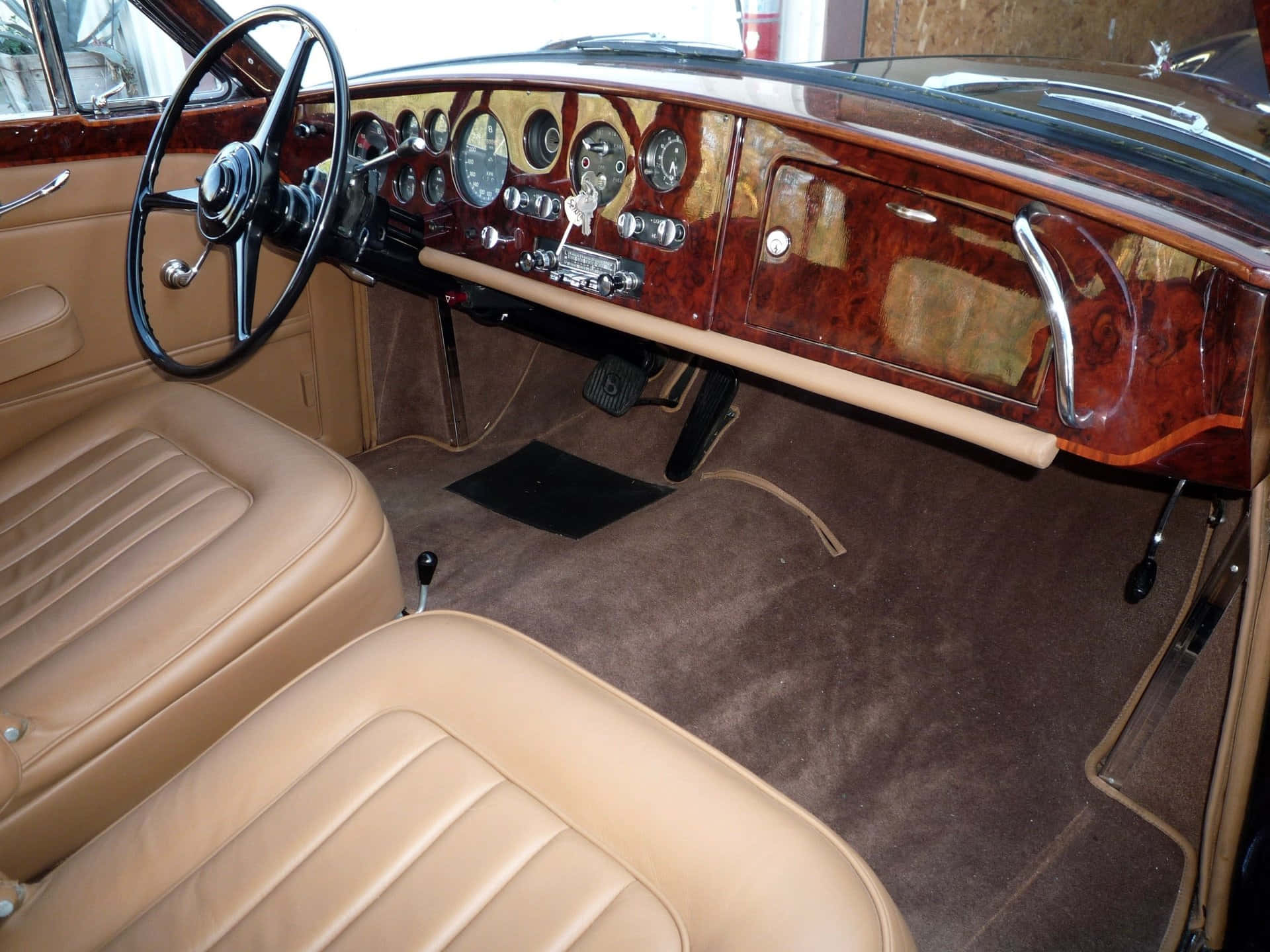 Bentley S2 桌布 壁紙 — 豪華復古車內裝，配有棕褐色皮革座椅和豐富的木質儀表板，帶有鍍鉻裝飾和經典類比儀表。