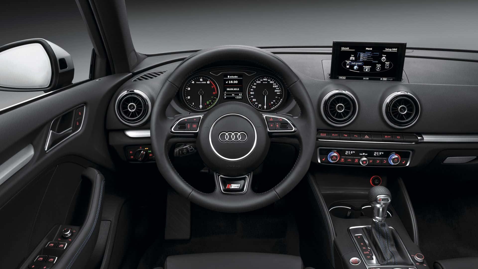 Audi A3 桌布 壁紙 — 豪華黑色奧迪汽車內裝，配備運動型方向盤、數位儀表板及時尚現代控制裝置。