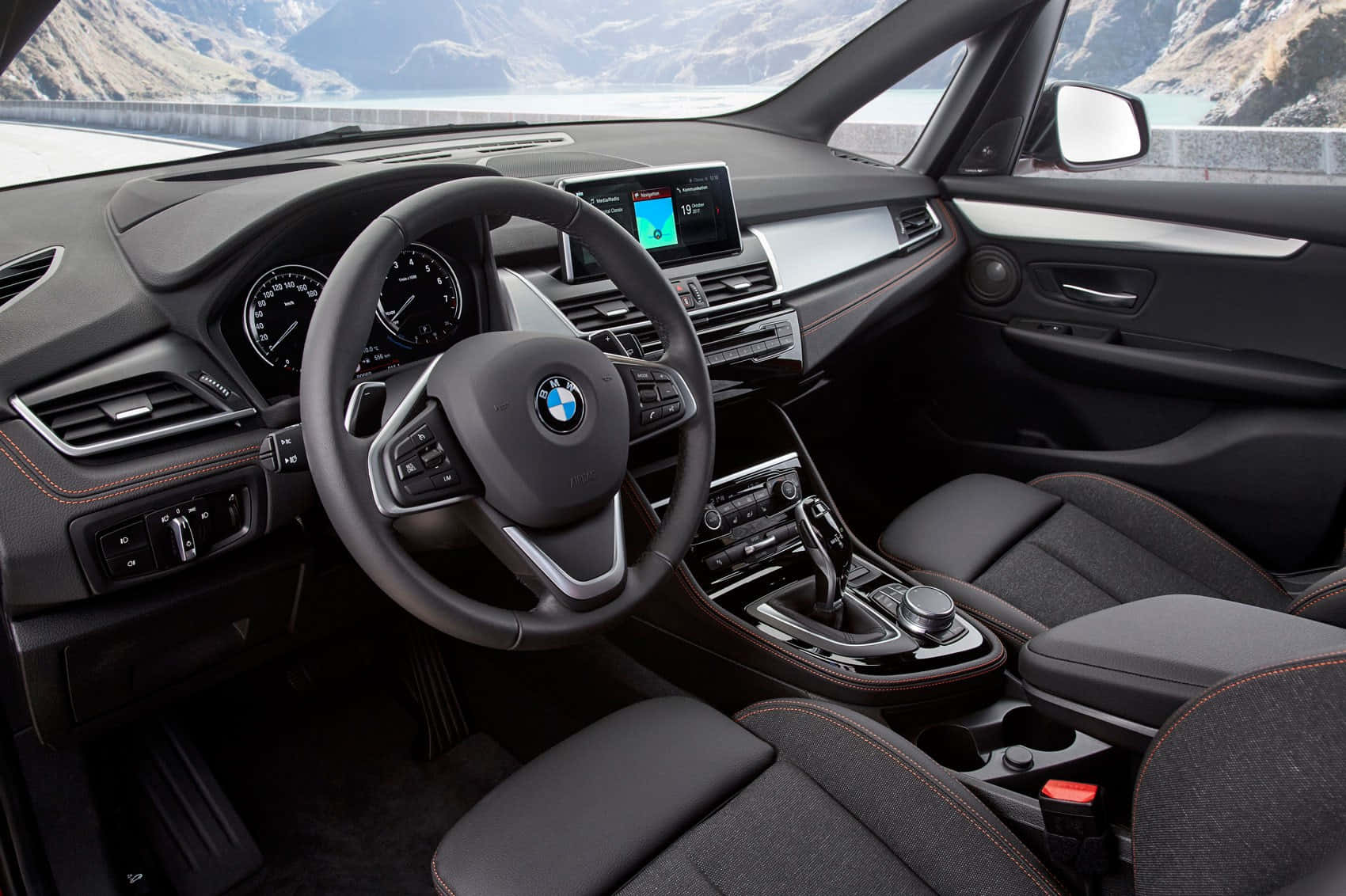 Bmw 2 Series 桌布 壁紙 — 豪華BMW汽車內飾，配備黑色皮革座椅和縫線，俯瞰雪山和湖泊。