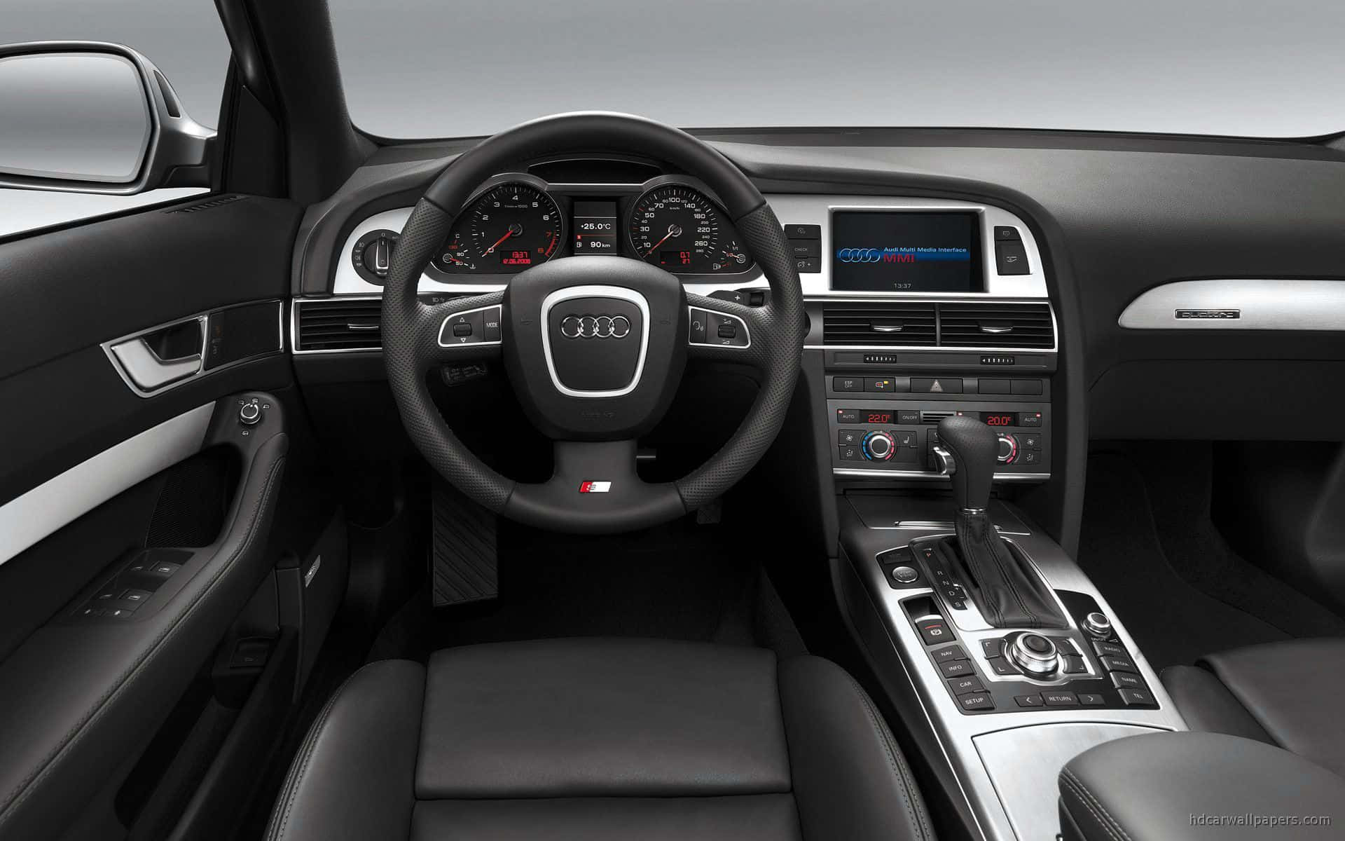 Audi S6 桌布 壁紙 — 豪華車內裝，黑色皮革座椅搭配銀色飾邊，展示奧迪S4儀表板和方向盤。