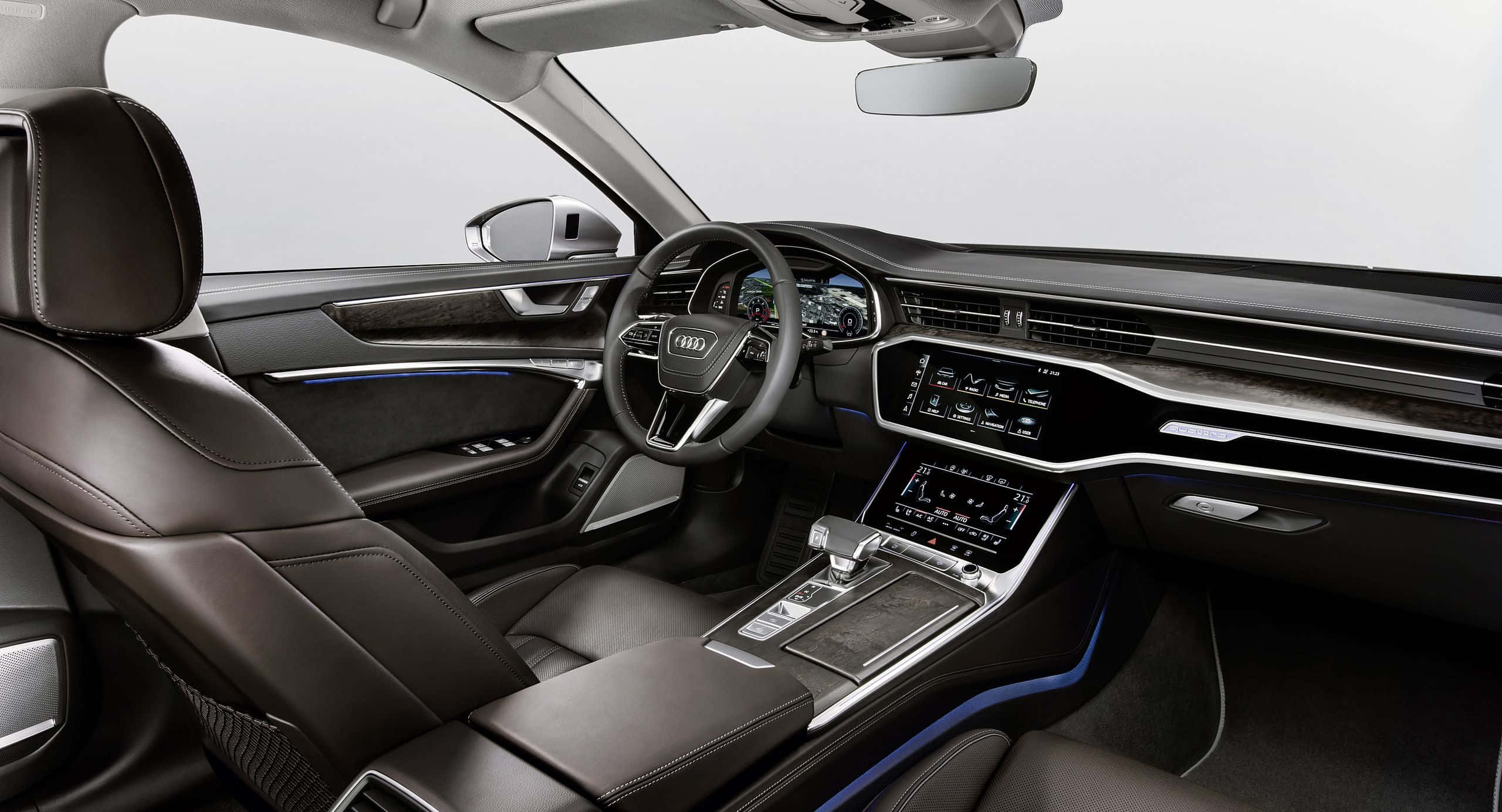 Audi A6 桌布 壁紙 — 豪華車內裝，配備黑色皮革座椅和時尚數位儀表板，在柔和環境燈光下。
