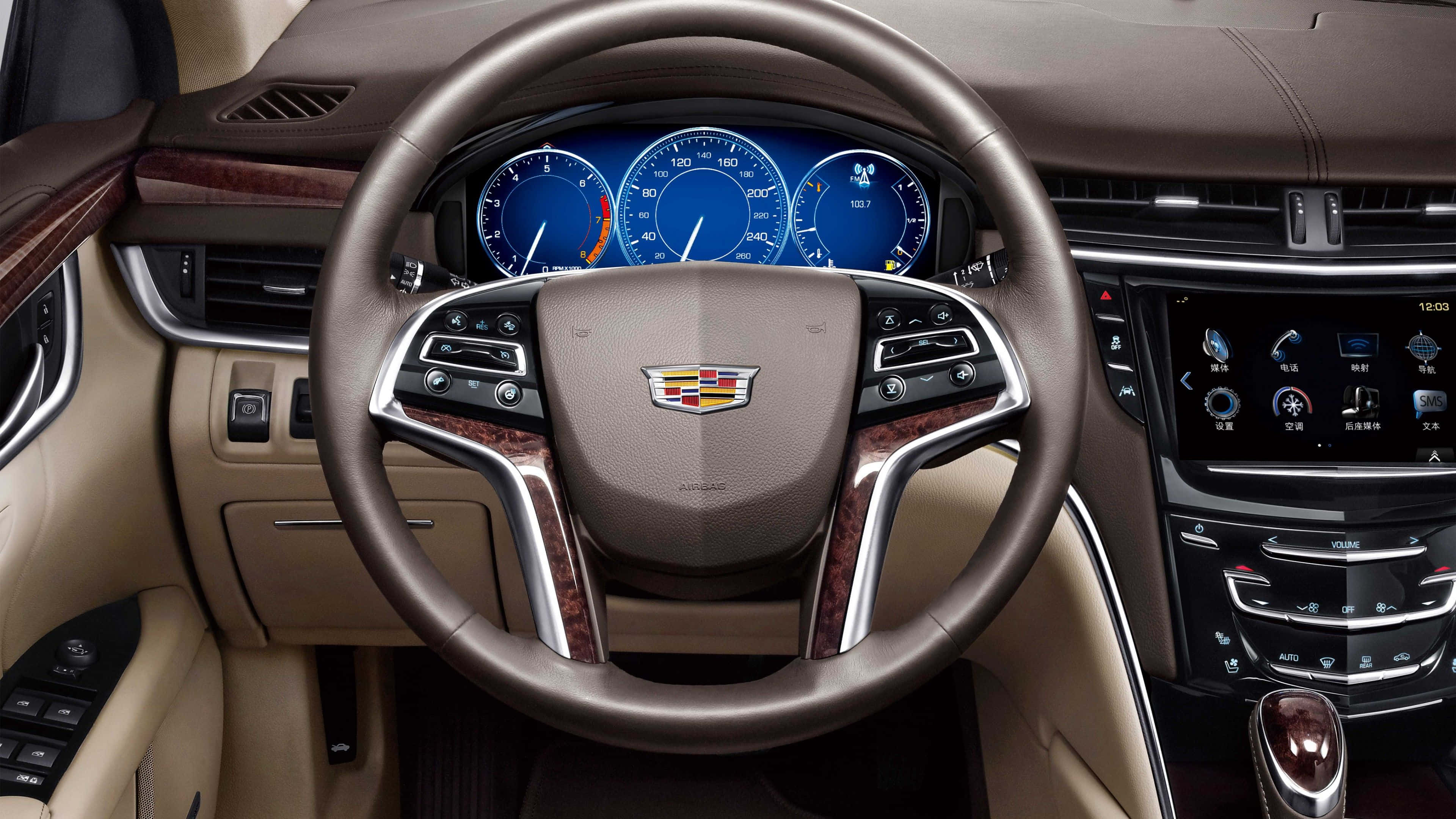 Cadillac Xts 桌布 壁紙 — 豪華車內裝，配備棕色皮革方向盤、木質飾條和發光的藍色數位儀表板。