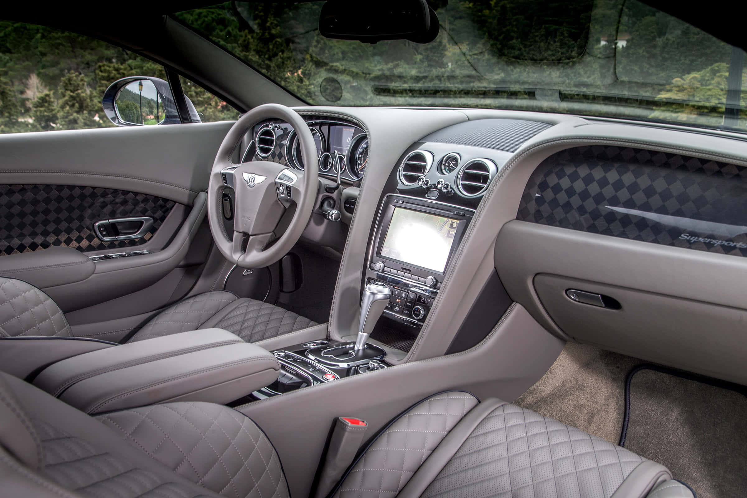 Bentley Continental Supersports 桌布 壁紙 — 豪華車內裝，配有絎縫灰色皮革座椅和格子門板，展現頂級工藝。