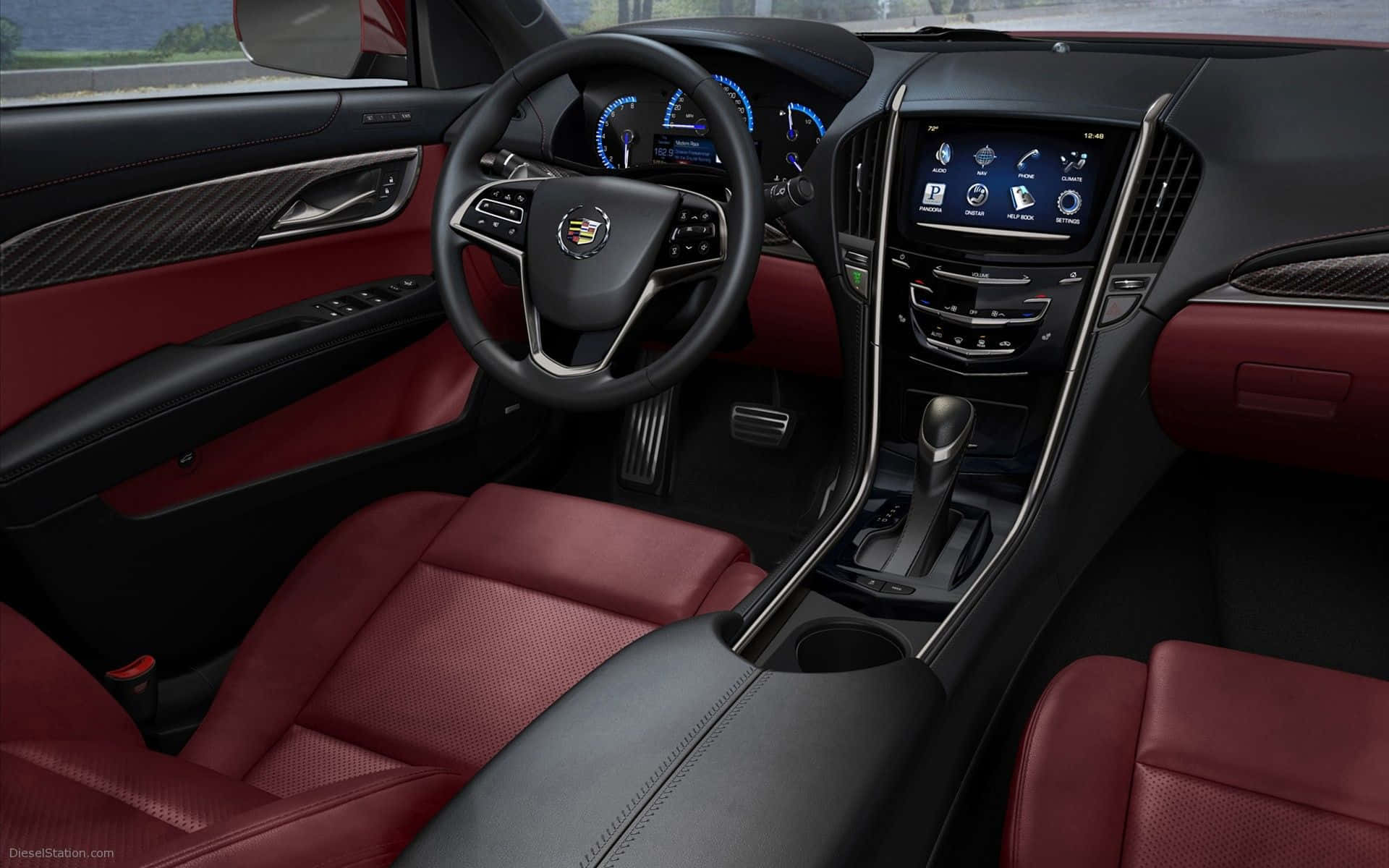 Cadillac Ats 桌布 壁紙 — 豪華車內裝，配有紅色皮革座椅、黑色儀表板和數位顯示屏，在明亮的日光下。
