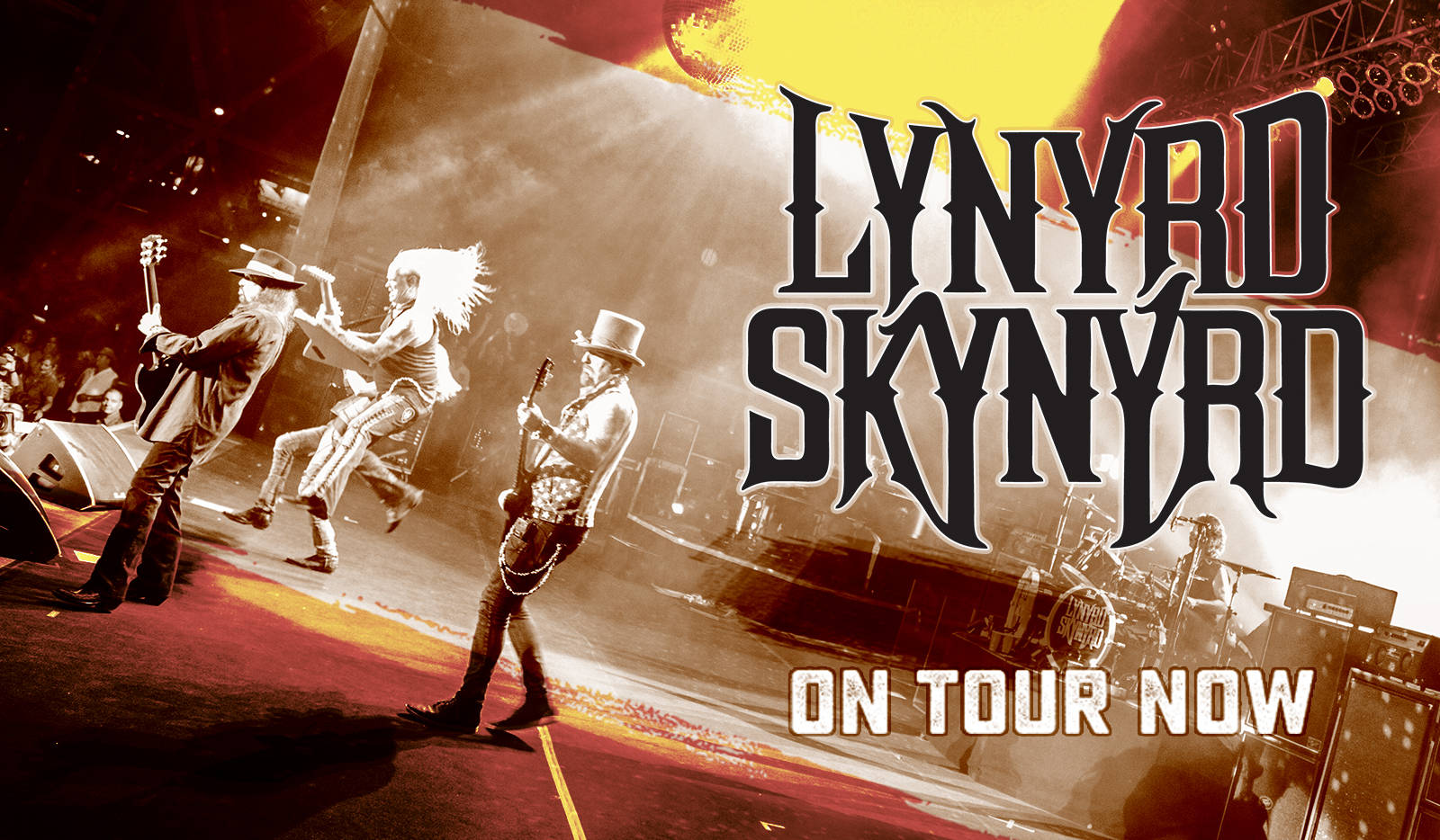 標誌 桌布 壁紙 — Lynyrd Skynyrd 樂團成員在戲劇性燈光和煙霧中，於火熱的舞台上充滿活力地表演。