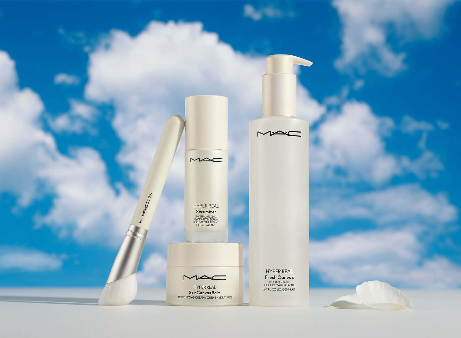 Mac Cosmetics 桌布 壁紙 — MAC Hyper Real 護膚產品在明亮的藍天和白雲背景下展示。