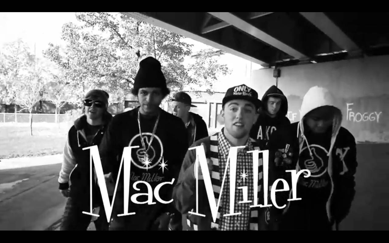 Mac Miller 桌布 壁紙 — Mac Miller 和朋友站在城市高架橋下的黑白照片，牆上有塗鴉。
