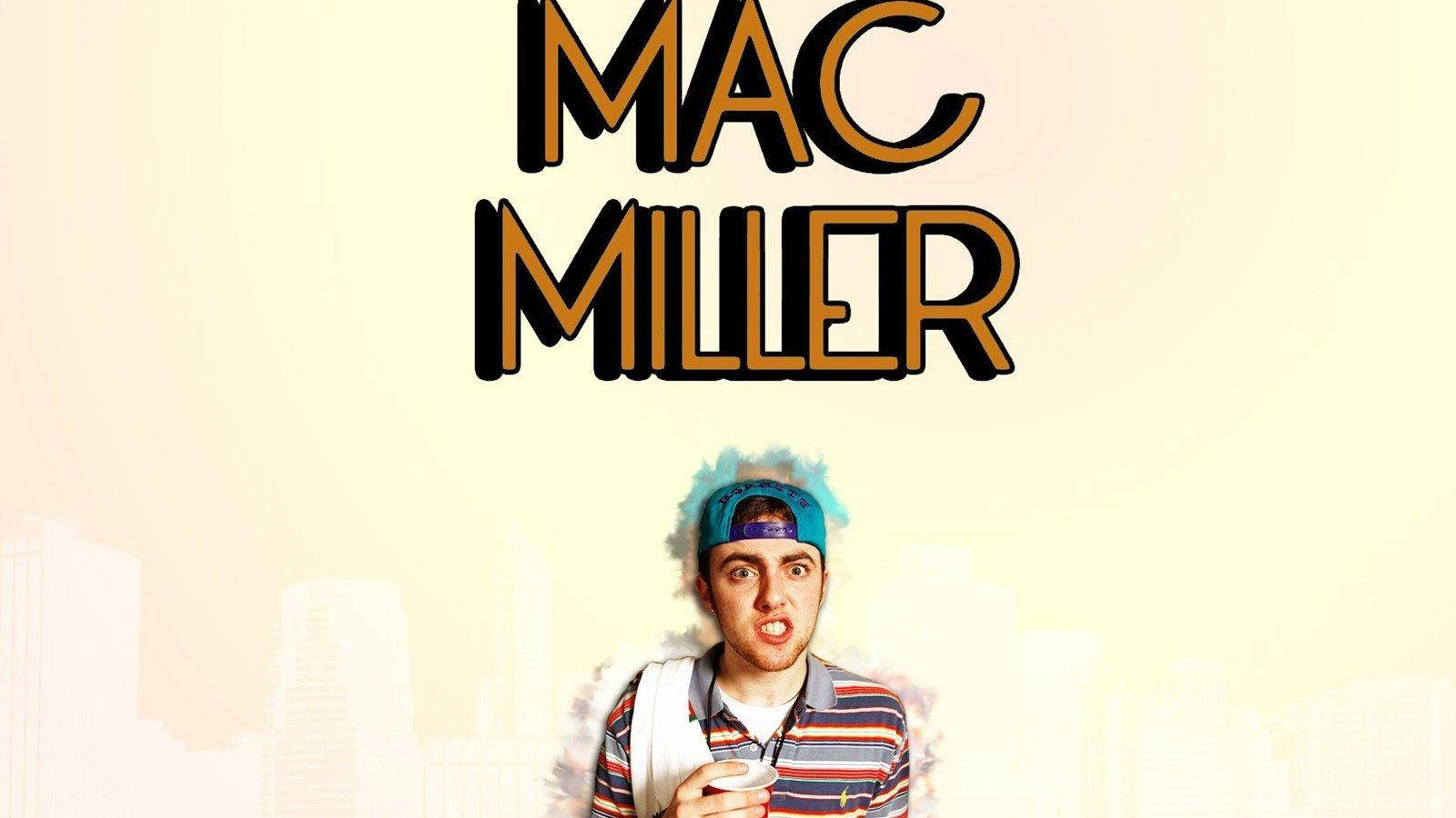 Mac Miller 桌布 壁紙 — Mac Miller 從一個風格化的城市景觀中跳出，戴著藍色帽子，穿著條紋襯衫，背景是溫暖的米色。