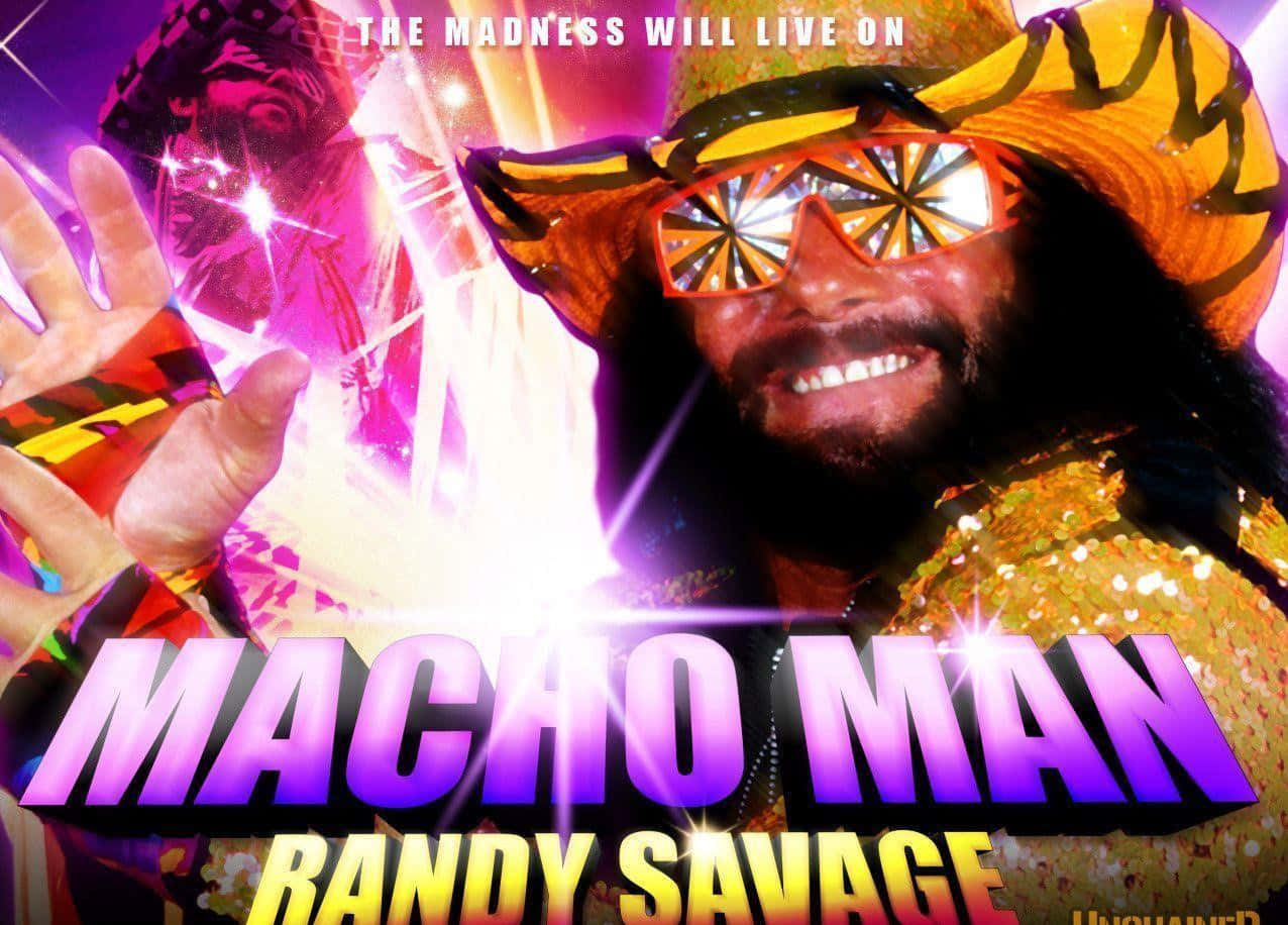 WWE 桌布 壁紙 — Macho Man Randy Savage 穿著閃亮服裝和太陽眼鏡，在充滿活力的紫色和粉紅色背景上散發能量，帶有發光效果。