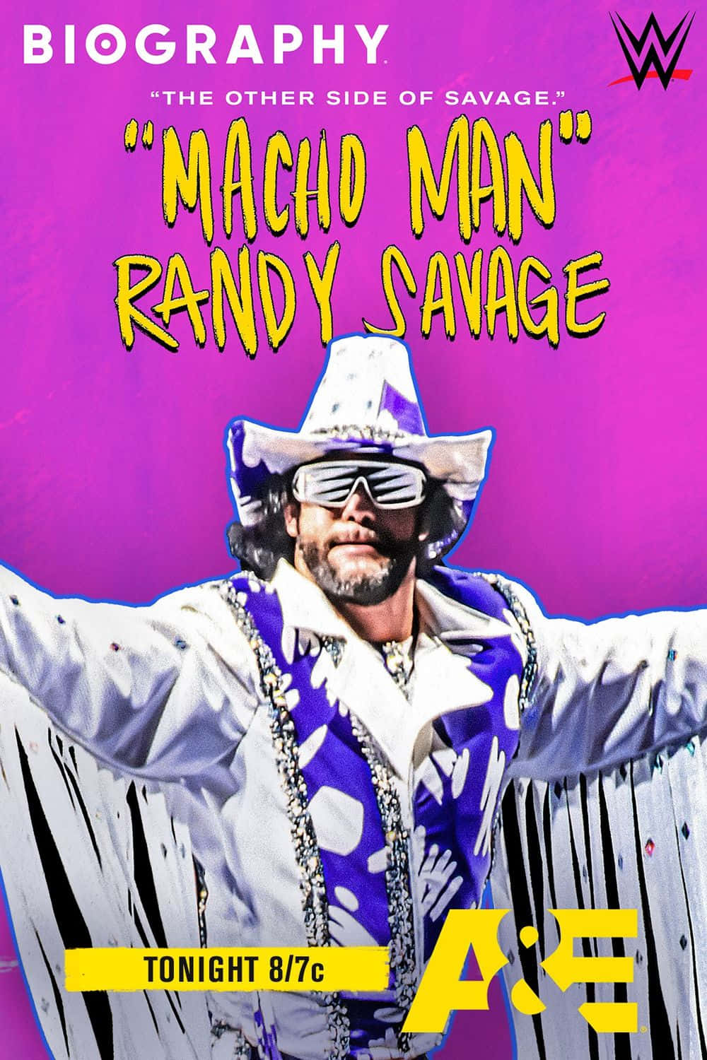 WWE 桌布 壁紙 — Macho Man Randy Savage 以自信姿態擺出姿勢，身穿標誌性的紫色和白色服裝，背景為充滿活力的洋紅色。