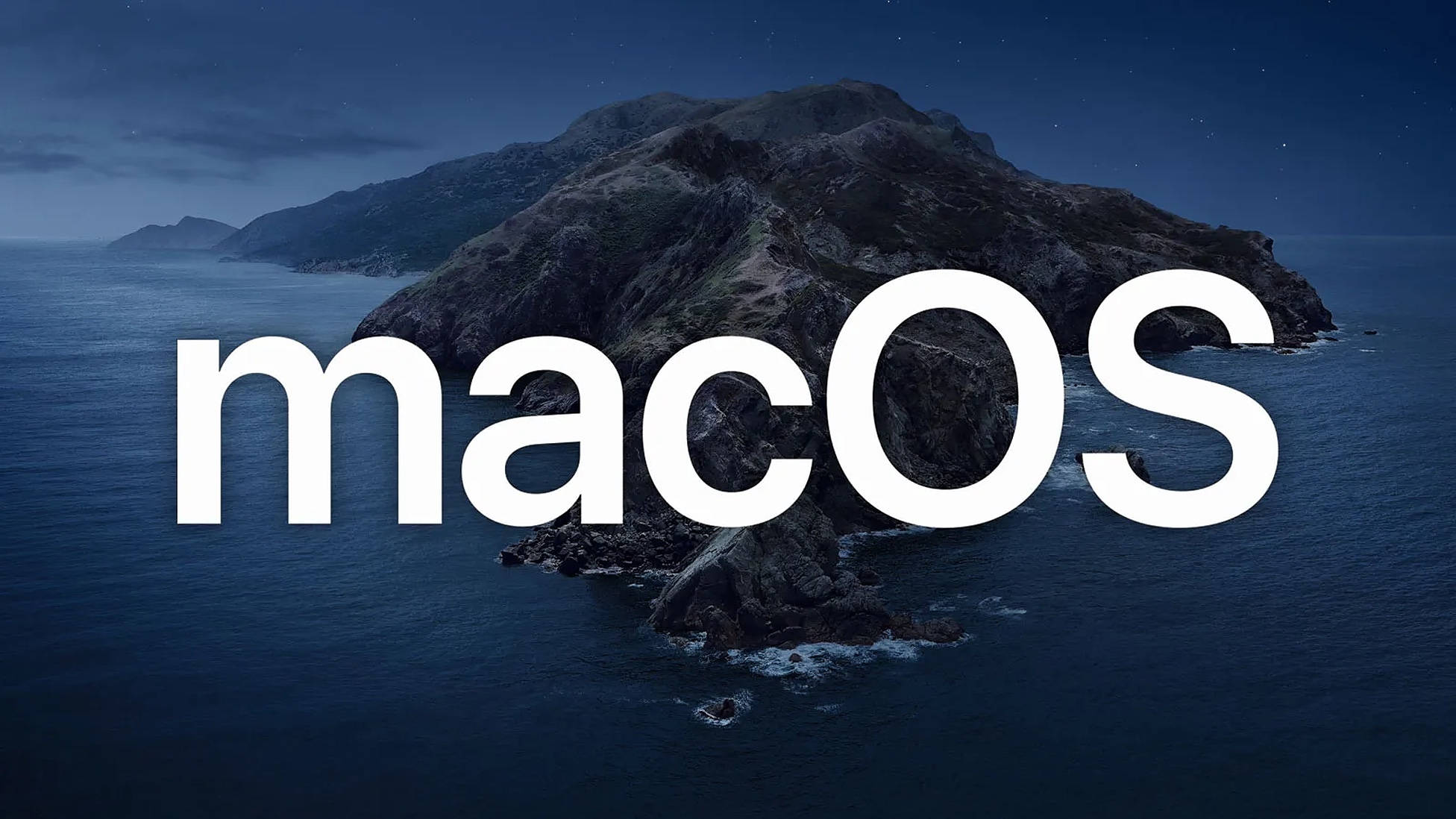 Catalina 桌布 壁紙 — macOS 標誌在夜晚漂浮在一個黑暗的岩石島嶼上空，伴隨著星空和寧靜的海洋。