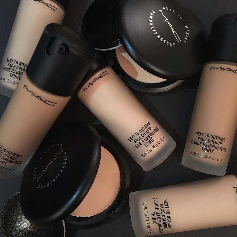 Mac Cosmetics 桌布 壁紙 — MAC化妝品的特寫，包括中性色調的液體提亮液和粉餅壓製面部色彩。