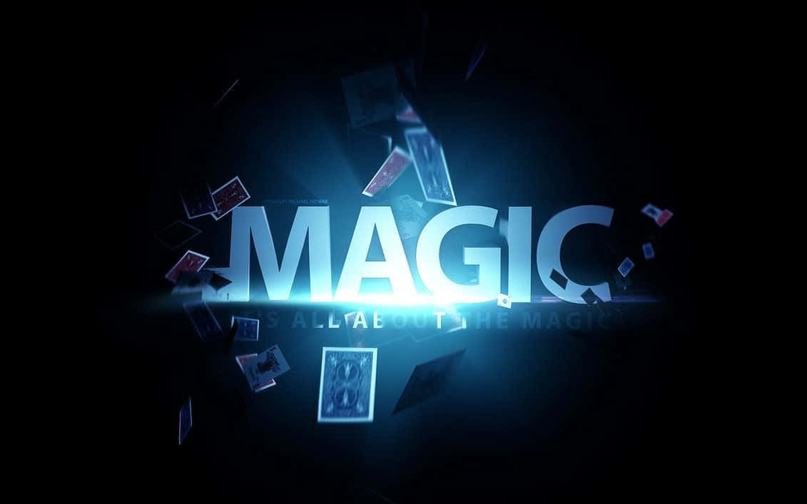魔法動圖 桌布 壁紙 — 「MAGIC」一詞發出電光藍光，撲克牌在黑暗背景中圍繞它漂浮。