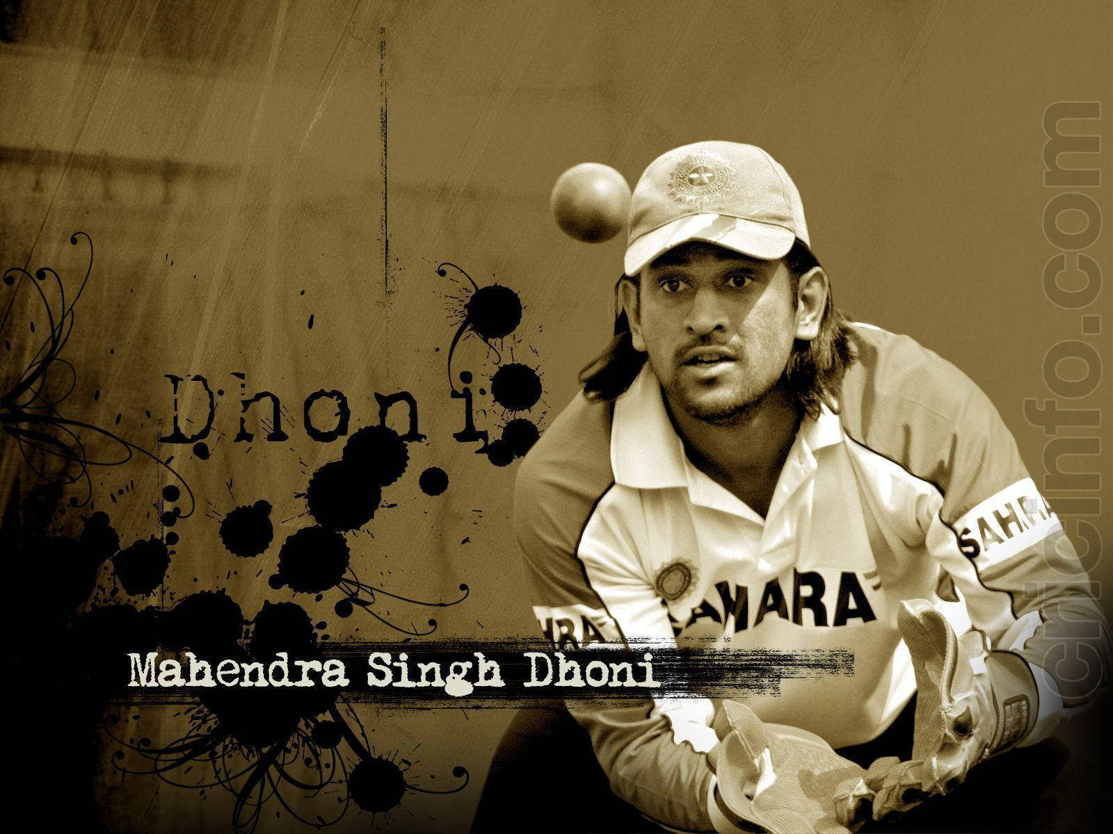 Ms Dhoni 桌布 壁紙 — Mahendra Singh Dhoni 穿著板球裝備，在帶有他名字風格的懷舊色調塗鴉背景下，將球平衡在半空中。