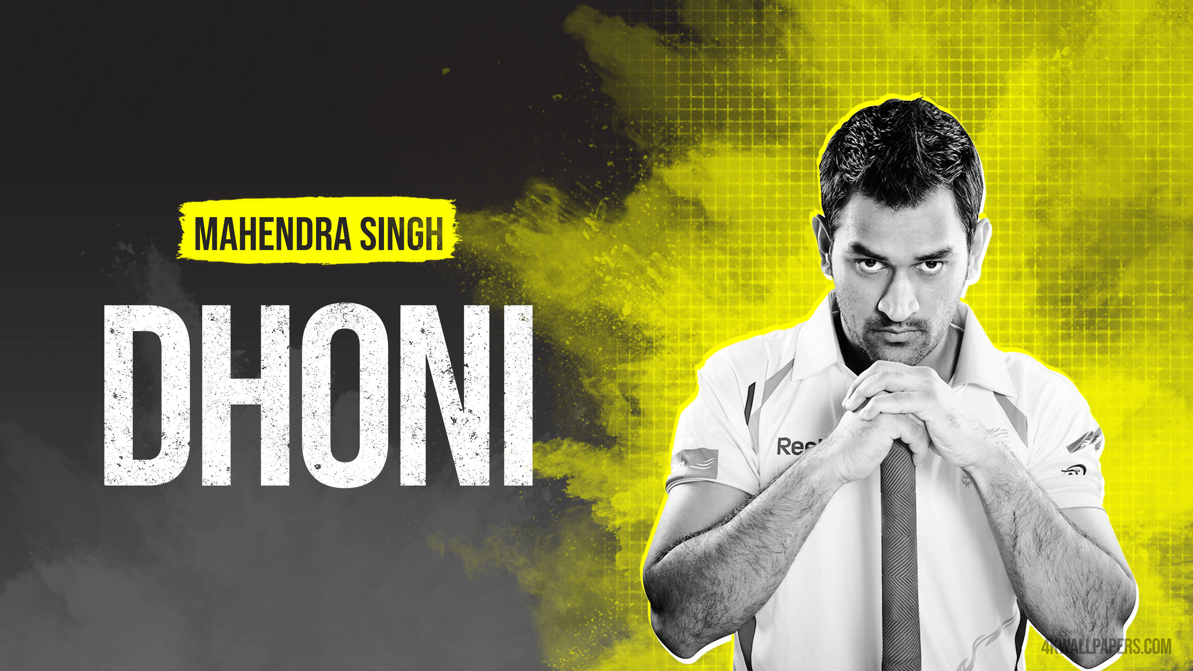 Mahendra Singh Dhoni 的黑白運動肖像，帶有黃色像素化背景和粗體文字。 — 印度板球 壁紙