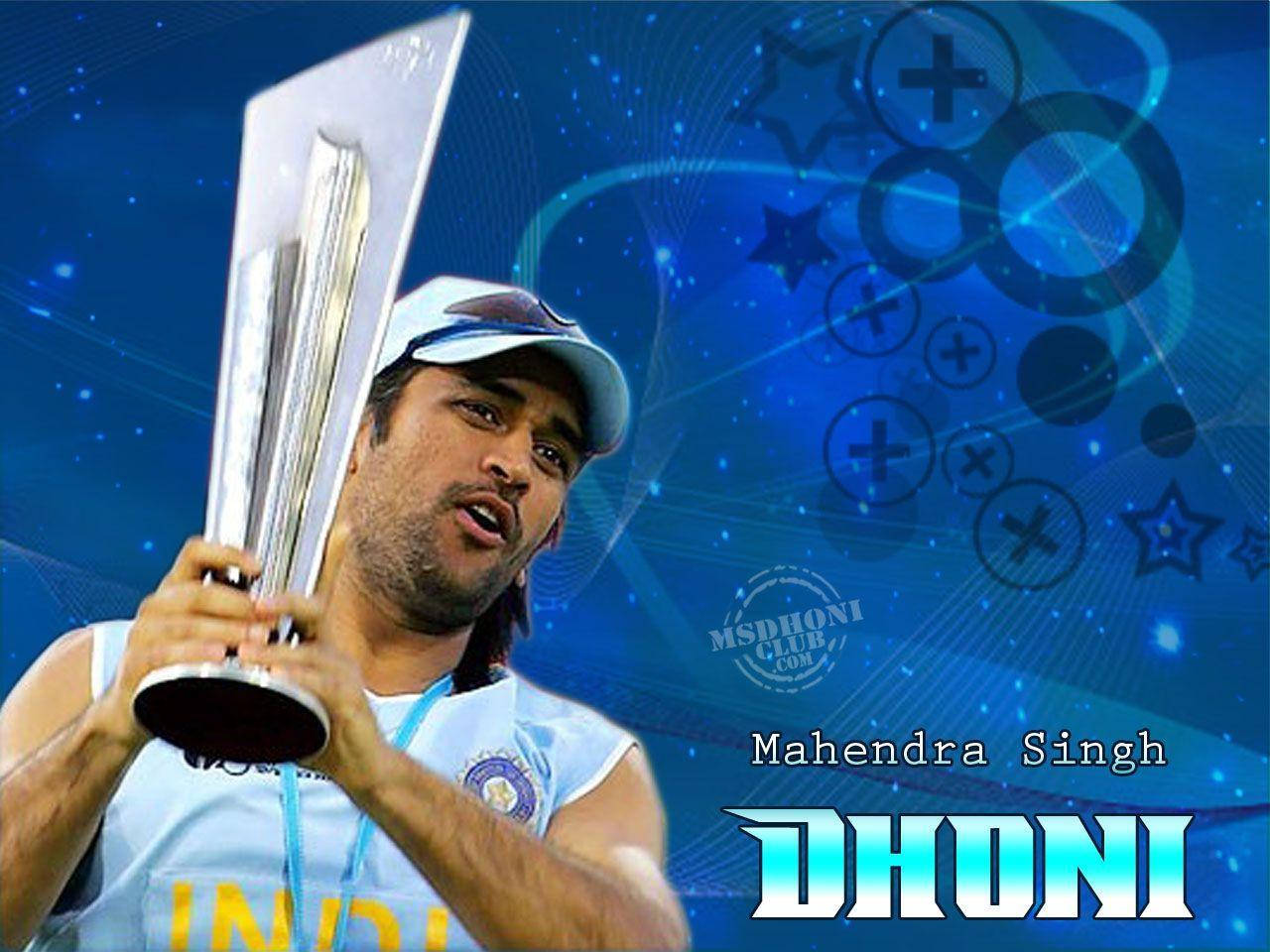 Ms Dhoni 桌布 壁紙 — Mahendra Singh Dhoni 在充滿星星和加號符號的鮮豔藍色數位背景前，拿著一個閃閃發光的銀色獎盃。