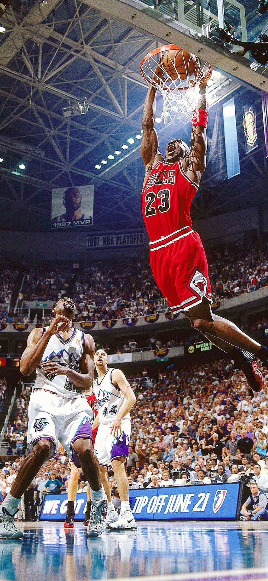 麥可喬丹在擠滿觀眾的NBA場館中凌空灌籃。 — Jordan Logo 壁紙