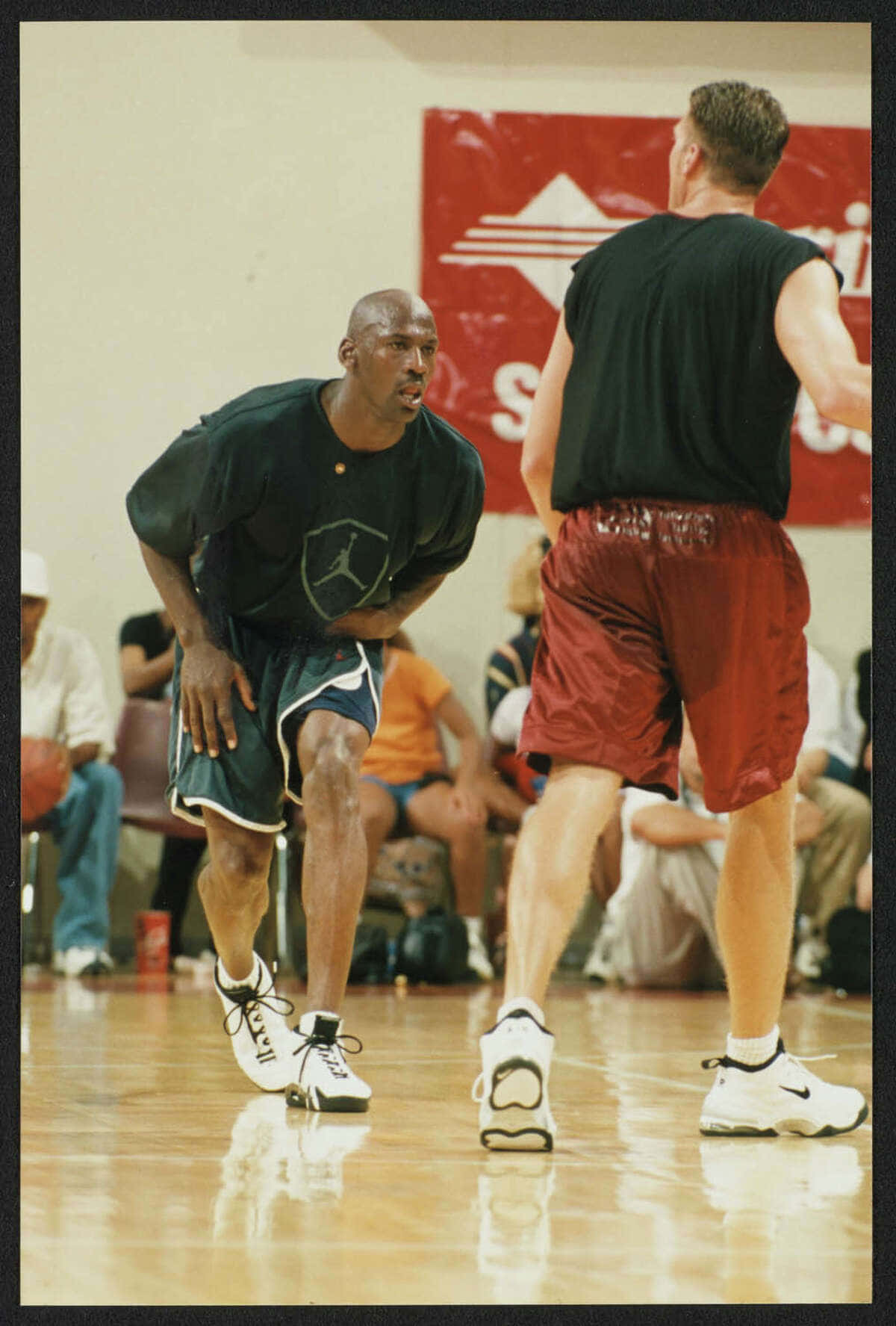 麥可喬丹在籃球訓練中（木地板） — Air Jordan 壁紙