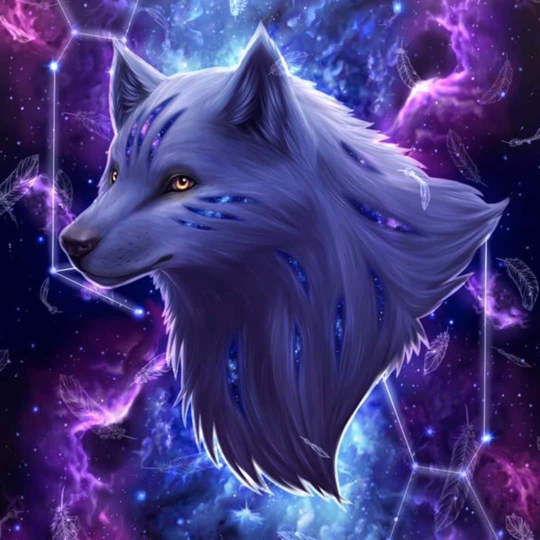  壁紙 — 一隻雄偉的銀狼，擁有發光的琥珀色眼睛和宇宙藍色標記，凝視著充滿漂浮羽毛和星座的鮮豔紫色和藍色星雲。