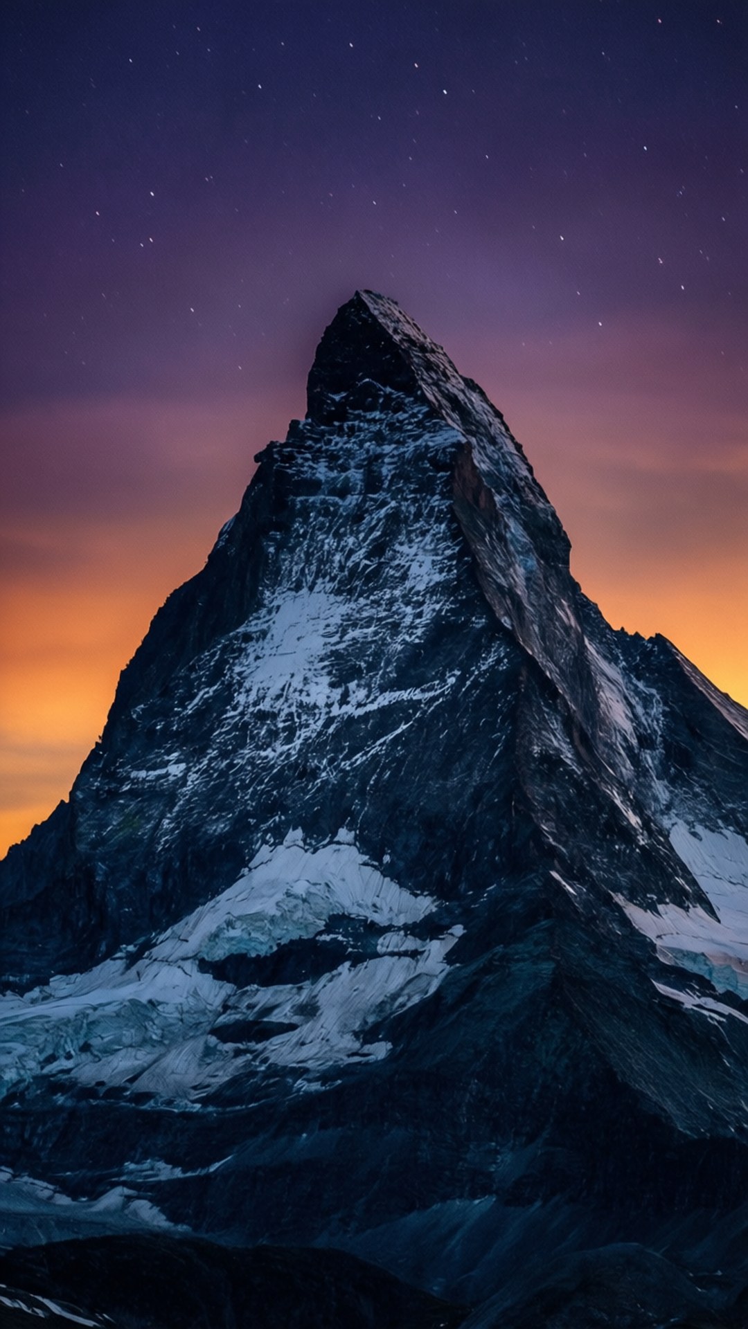 Swiss Landscape 桌布 壁紙 — 一座雄偉的雪山山峰在佈滿紫色、橙色和星星的暮色天空中升起。
