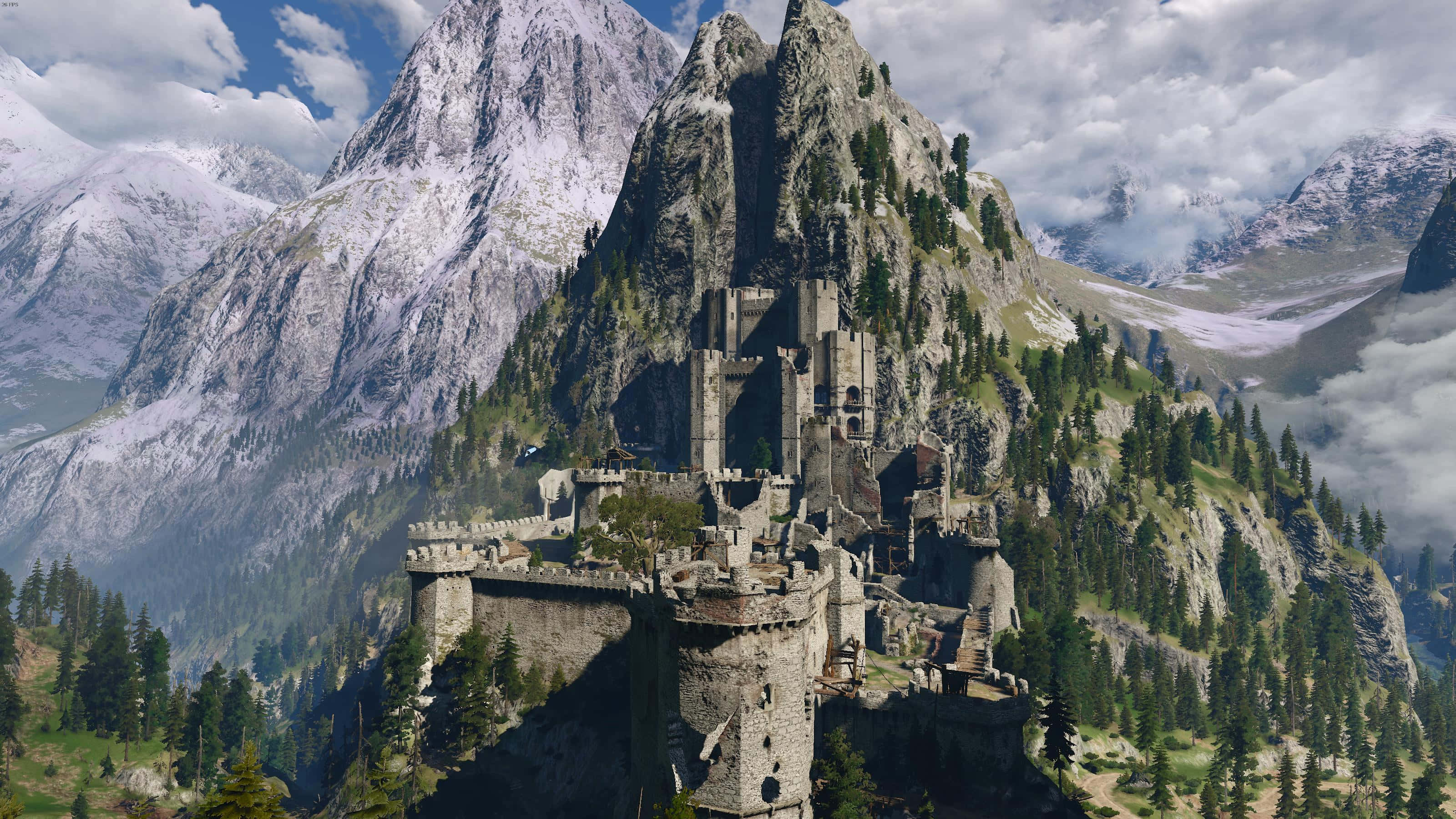 Kaer Morhen 桌布 壁紙 — 一座雄偉的石頭城堡坐落在崎嶇的山頂上，周圍環繞著白雪覆蓋的山峰和茂密的松林，天空部分多雲。