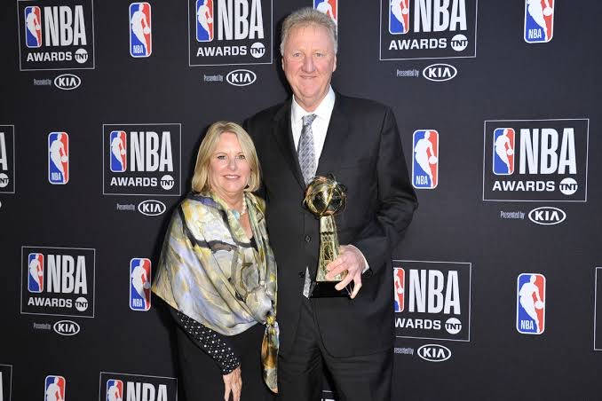男子和女子在頒獎典禮上與NBA獎盃合影。 — NBA 壁紙