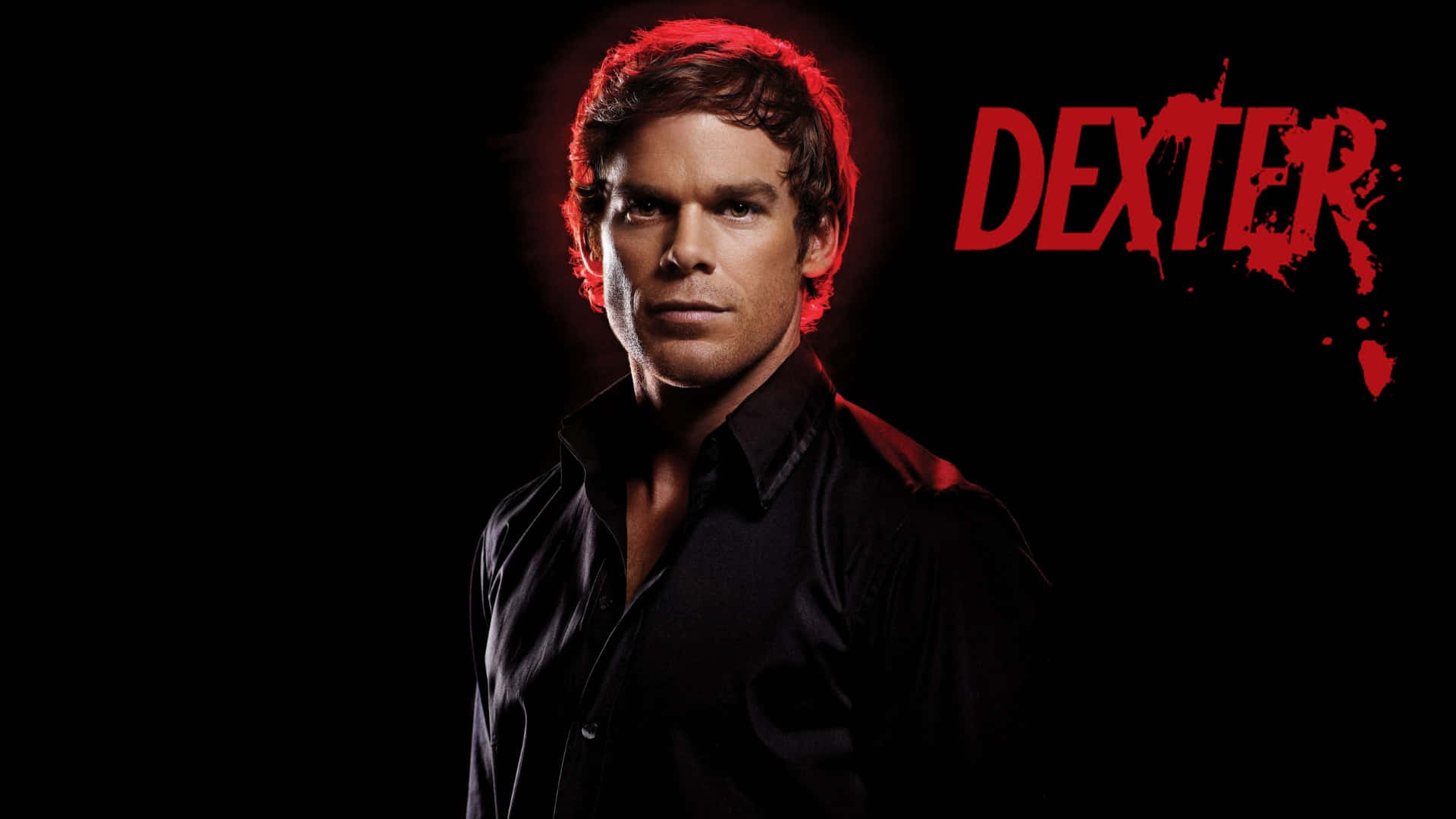  壁紙 — 一名身穿黑色襯衫的男子在黑暗背景中，帶有紅色濺墨文字「DEXTER」，凝視著鏡頭。