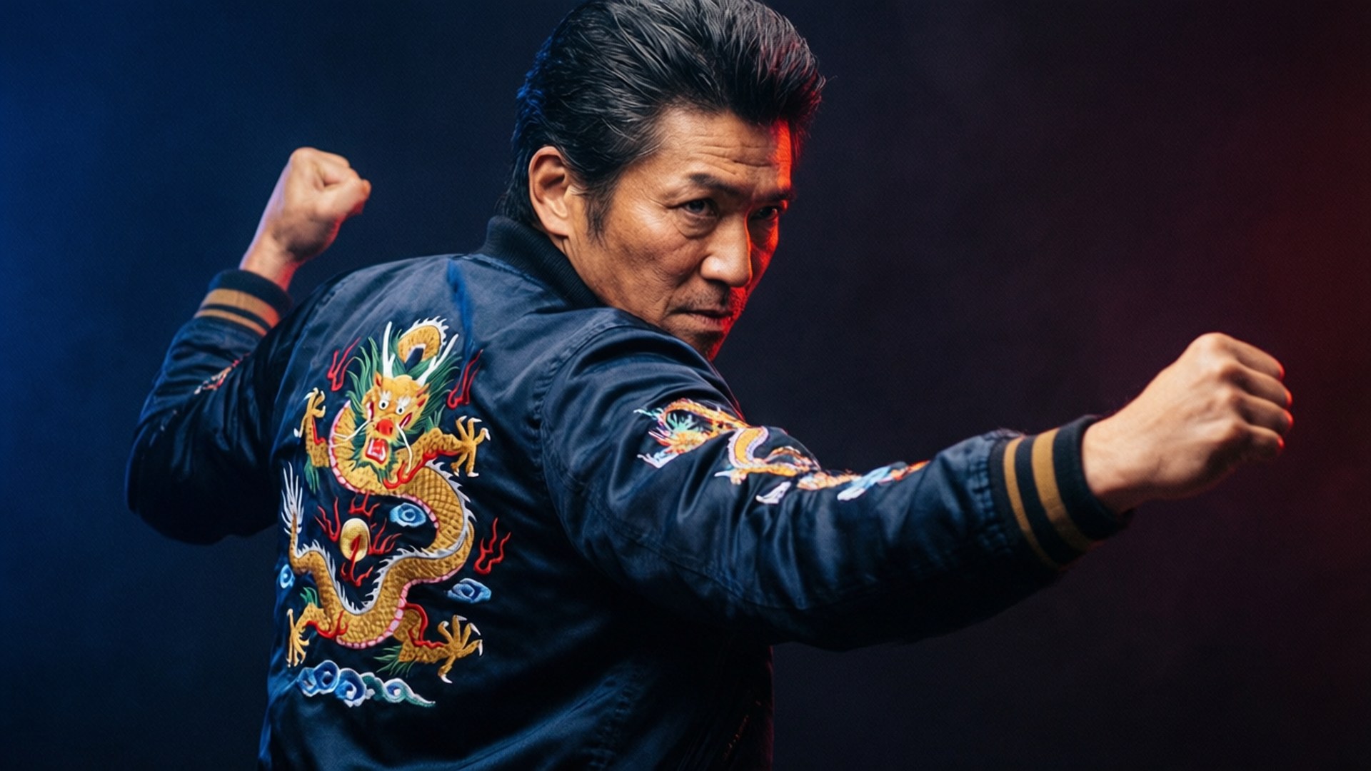 Dragon Embroidery Fury 壁紙 — 一名身穿深藍色飛行員夾克、背後有鮮豔刺繡龍的男子，在戲劇性的藍色和紅色燈光下擺出強有力的武術姿勢。