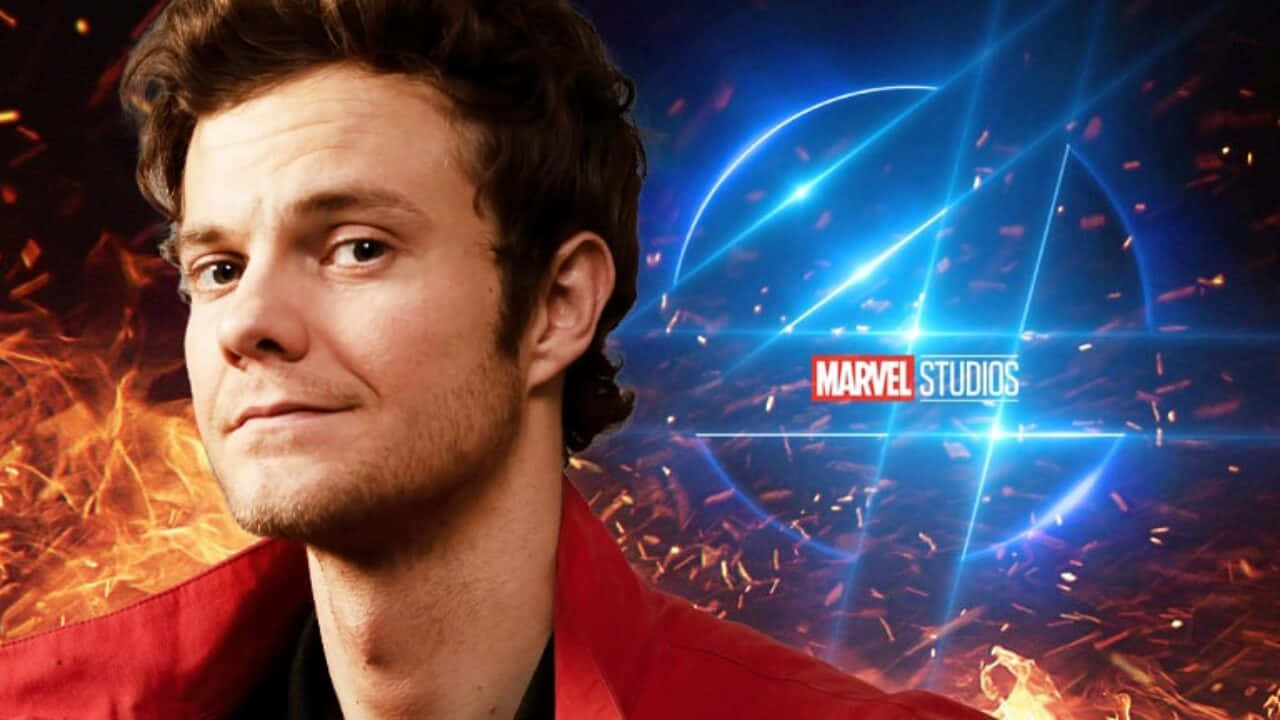  壁紙 — 一名身穿紅色夾克的男子，在帶有Marvel Studios標誌的熾熱橙色和電光藍色宇宙背景前凝視前方。