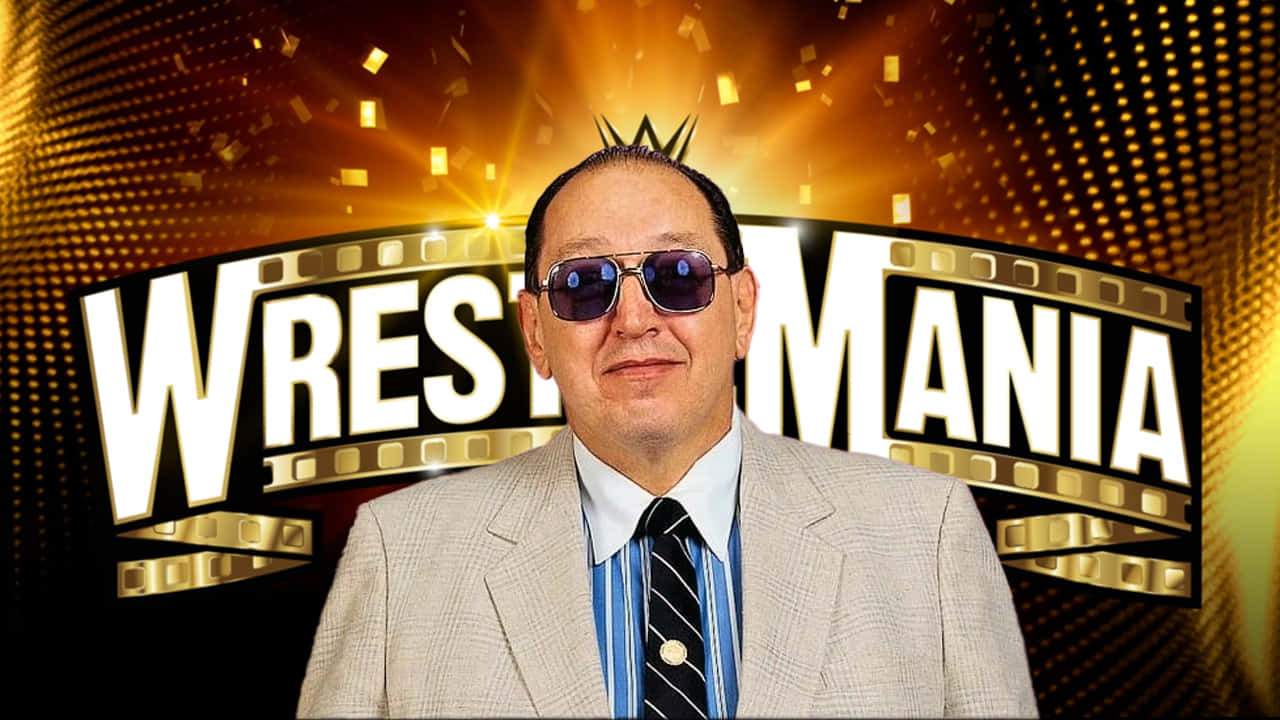  壁紙 — 一名身穿西裝和太陽眼鏡的男子站在發光的WrestleMania標誌前，金色紙屑飄落。