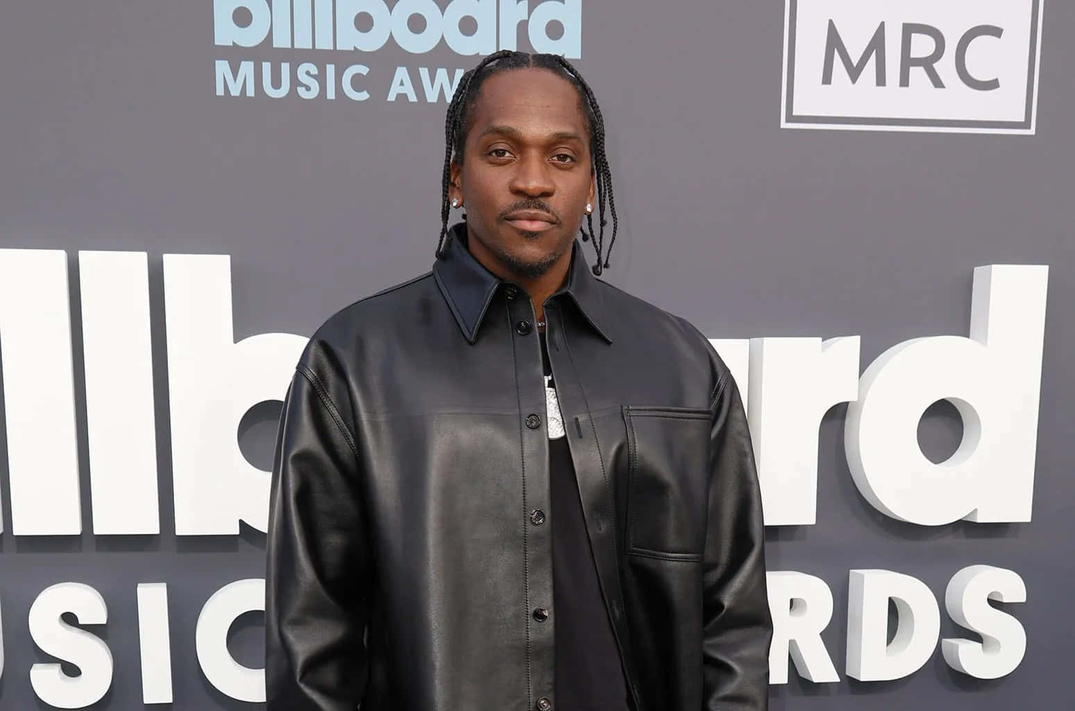  壁紙 — 一名辮子髮型的男士在Billboard音樂獎紅地毯上穿著黑色皮夾克。