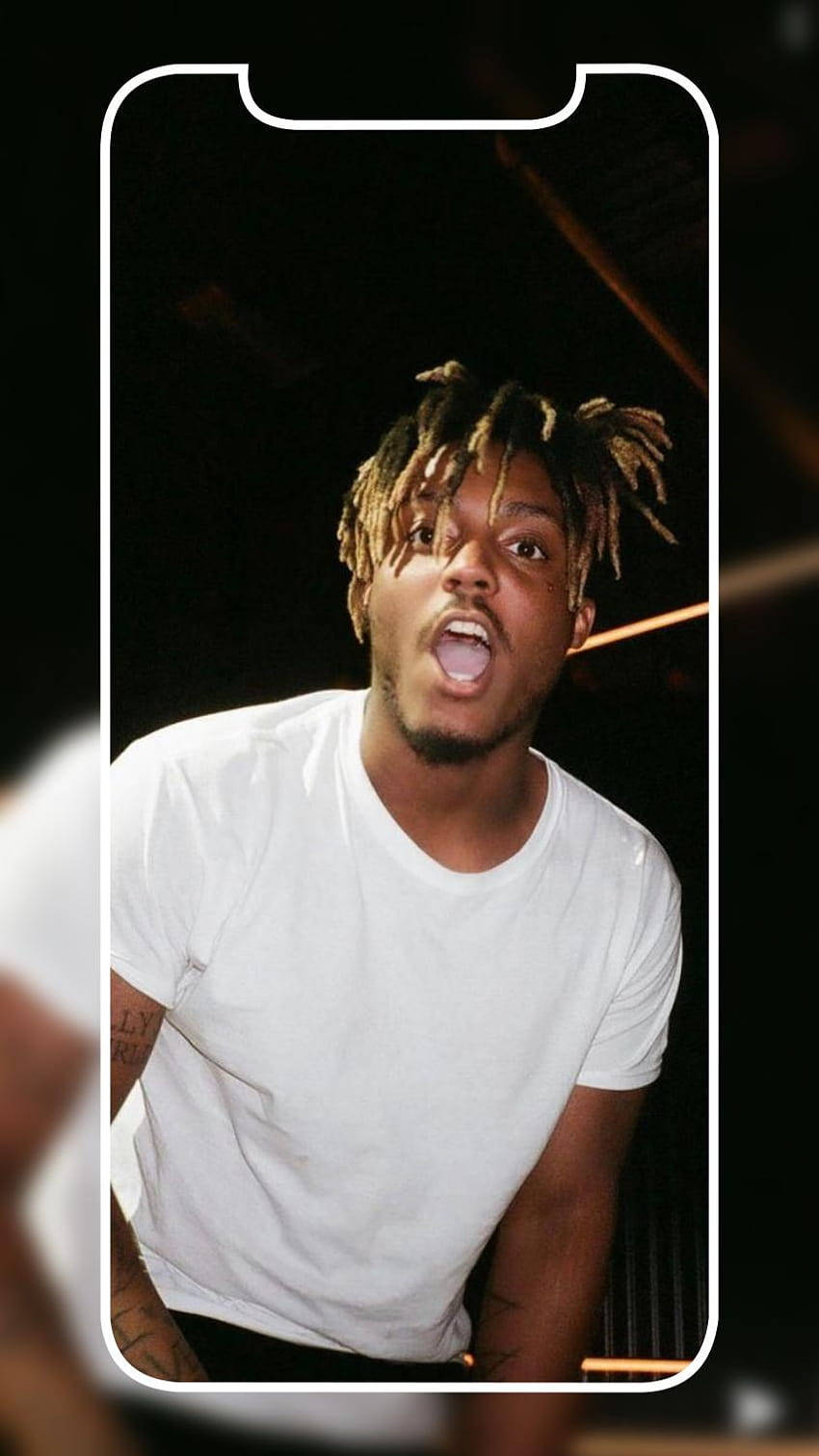 留著辮子頭的男人在白色T恤內在電話框內大喊。 — Juice Wrld 壁紙