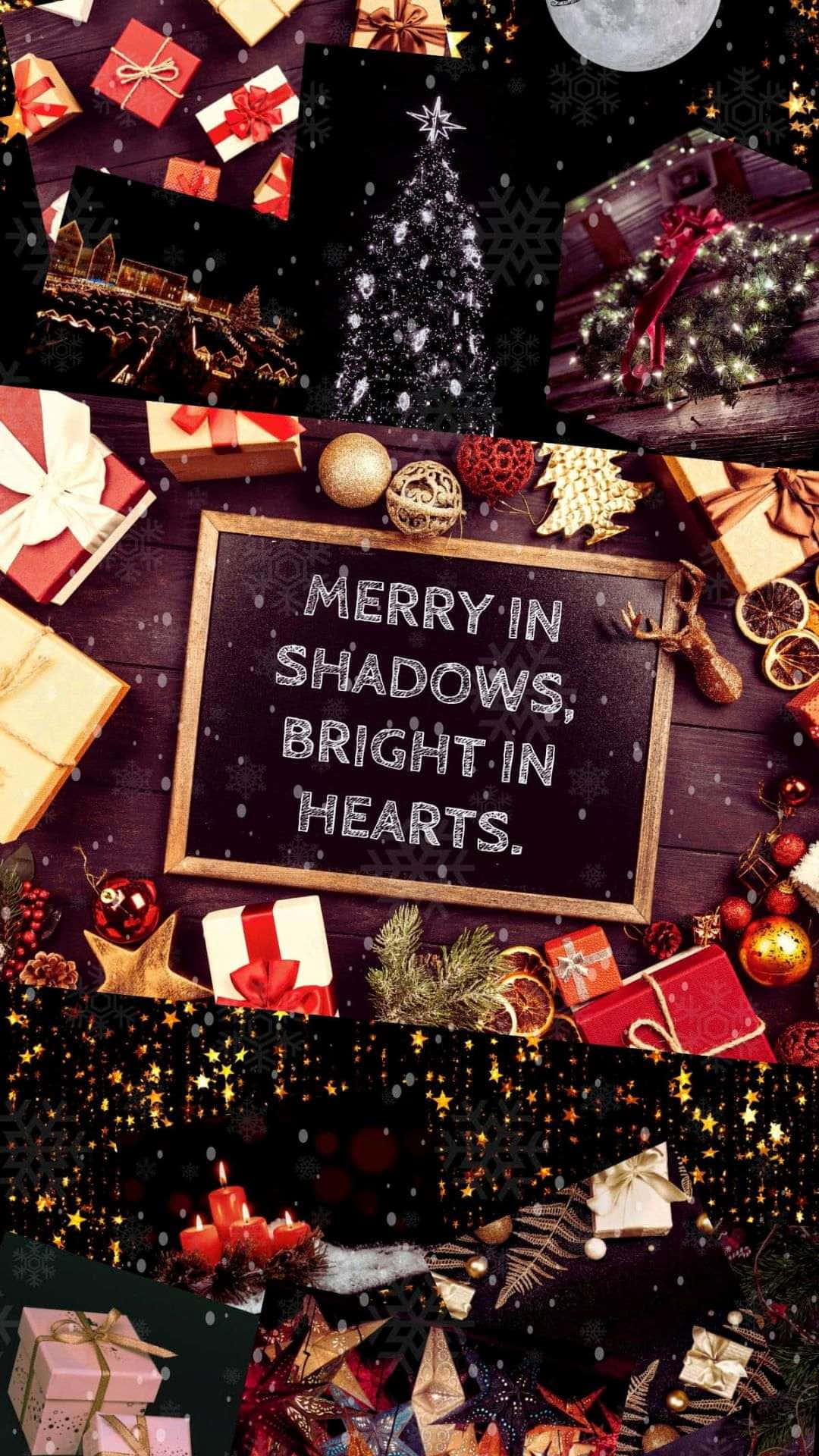  壁紙 — 滿月下，一個由聖誕禮物、裝飾品和寫有「Merry in Shadows Bright in Hearts」的黑板組成的節日拼貼畫。