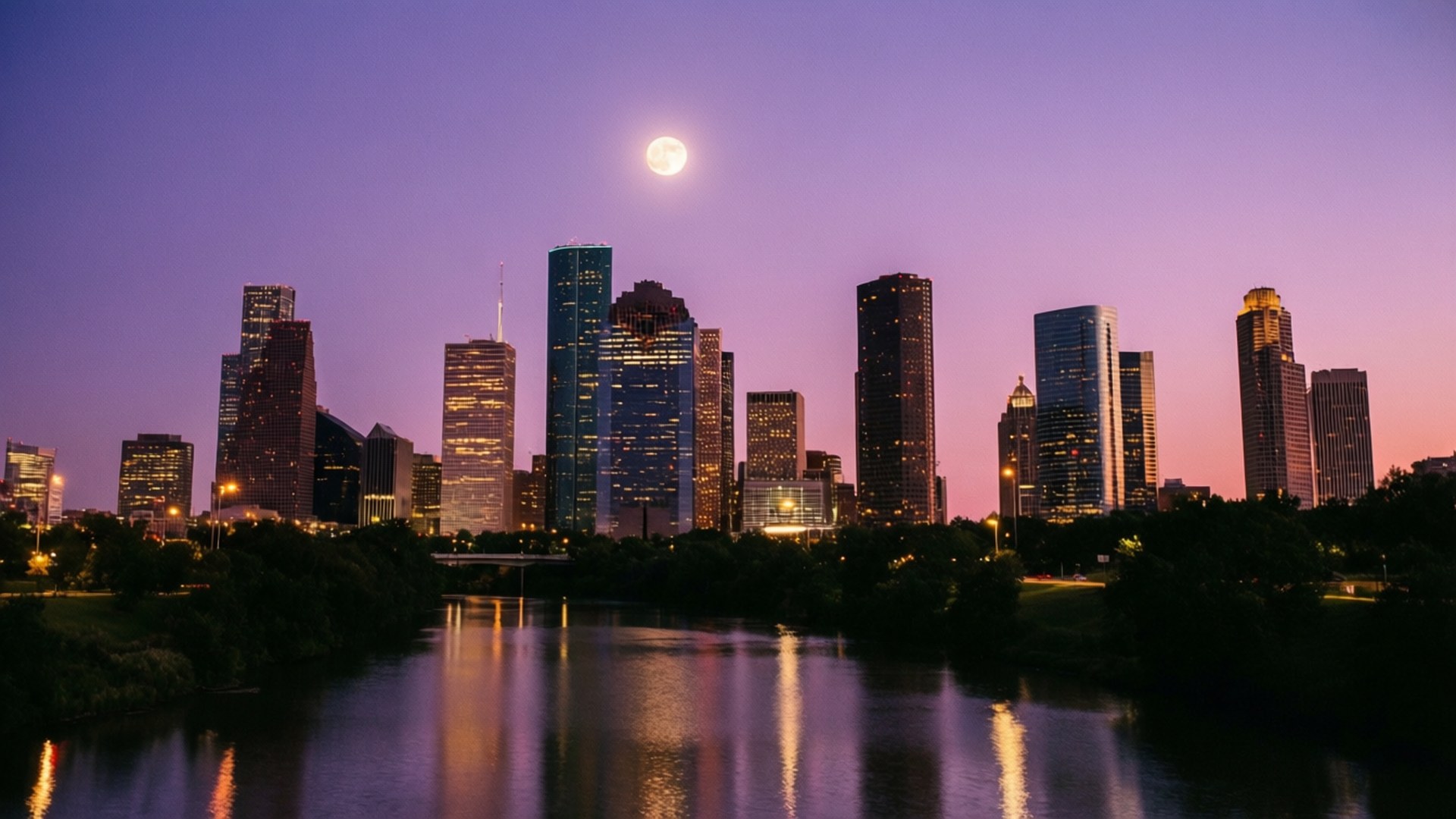 Twilight Houston Skyline 壁紙 — 滿月在黃昏時分照耀著現代城市天際線，燈光倒映在下方平靜的河面上。