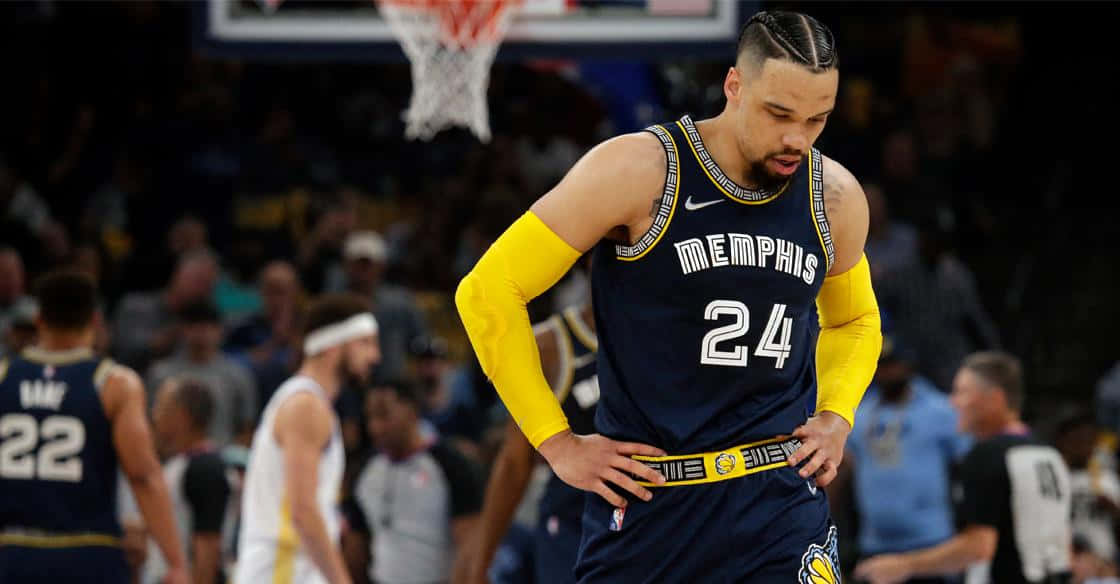 曼菲斯灰熊隊24號球員在比賽中站在籃球場上。 — NBA 壁紙