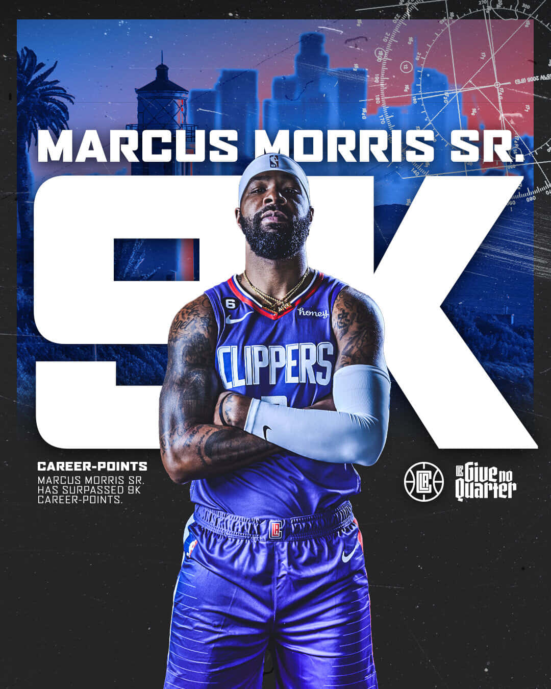 Marcus Morris Sr. 身穿快艇隊制服，雙臂交叉，慶祝職業生涯9,000分。 — NBA 壁紙