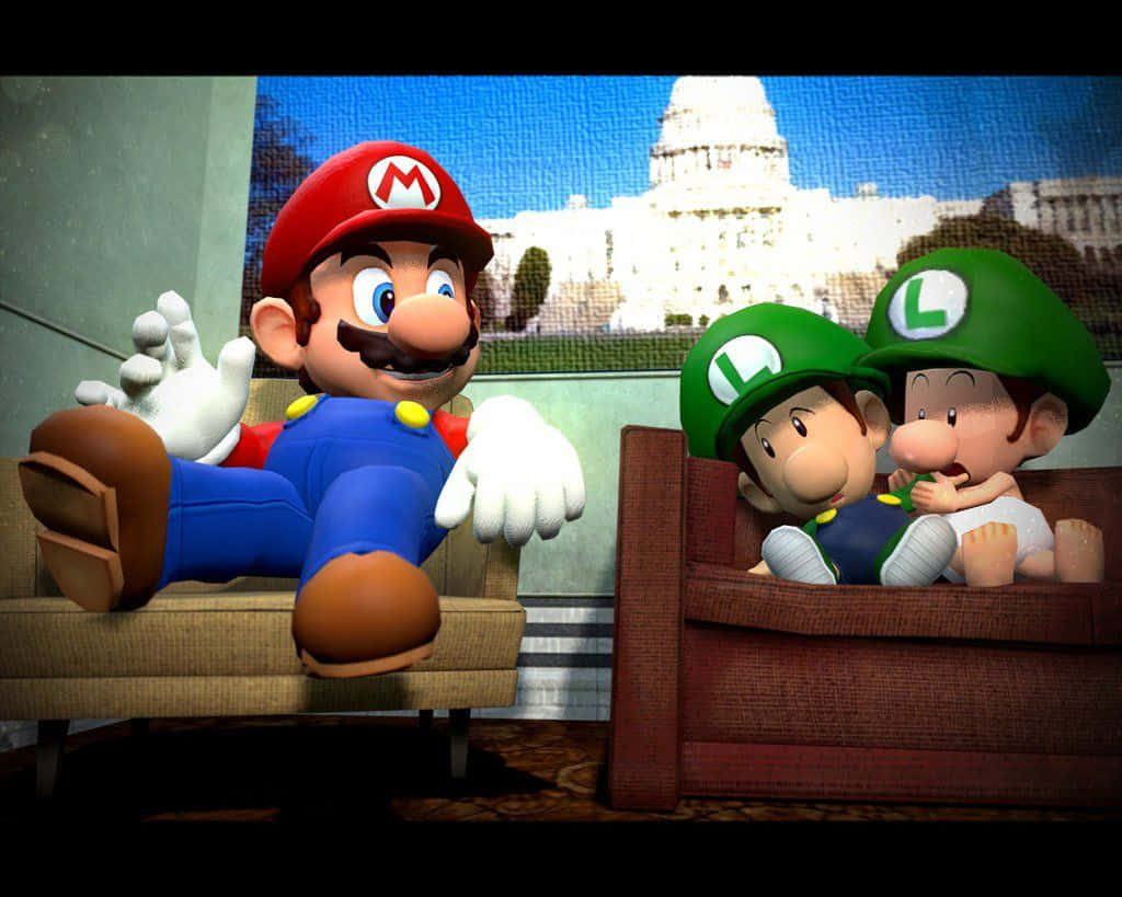 Baby Luigi 桌布 壁紙 — 瑪利歐在沙發上放鬆揮手，而路易吉和一個嬰兒路易吉坐在他旁邊的舒適客廳。