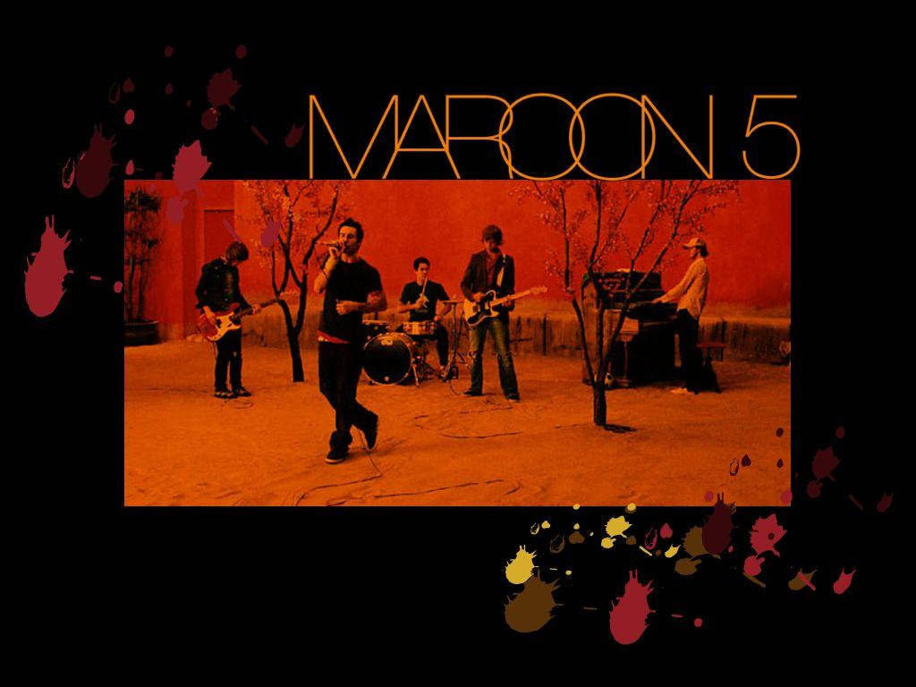油漬搖滾 桌布 壁紙 — Maroon 5 樂團在黑色背景上以溫暖的橙色燈光和潑濺藝術點綴進行現場表演。
