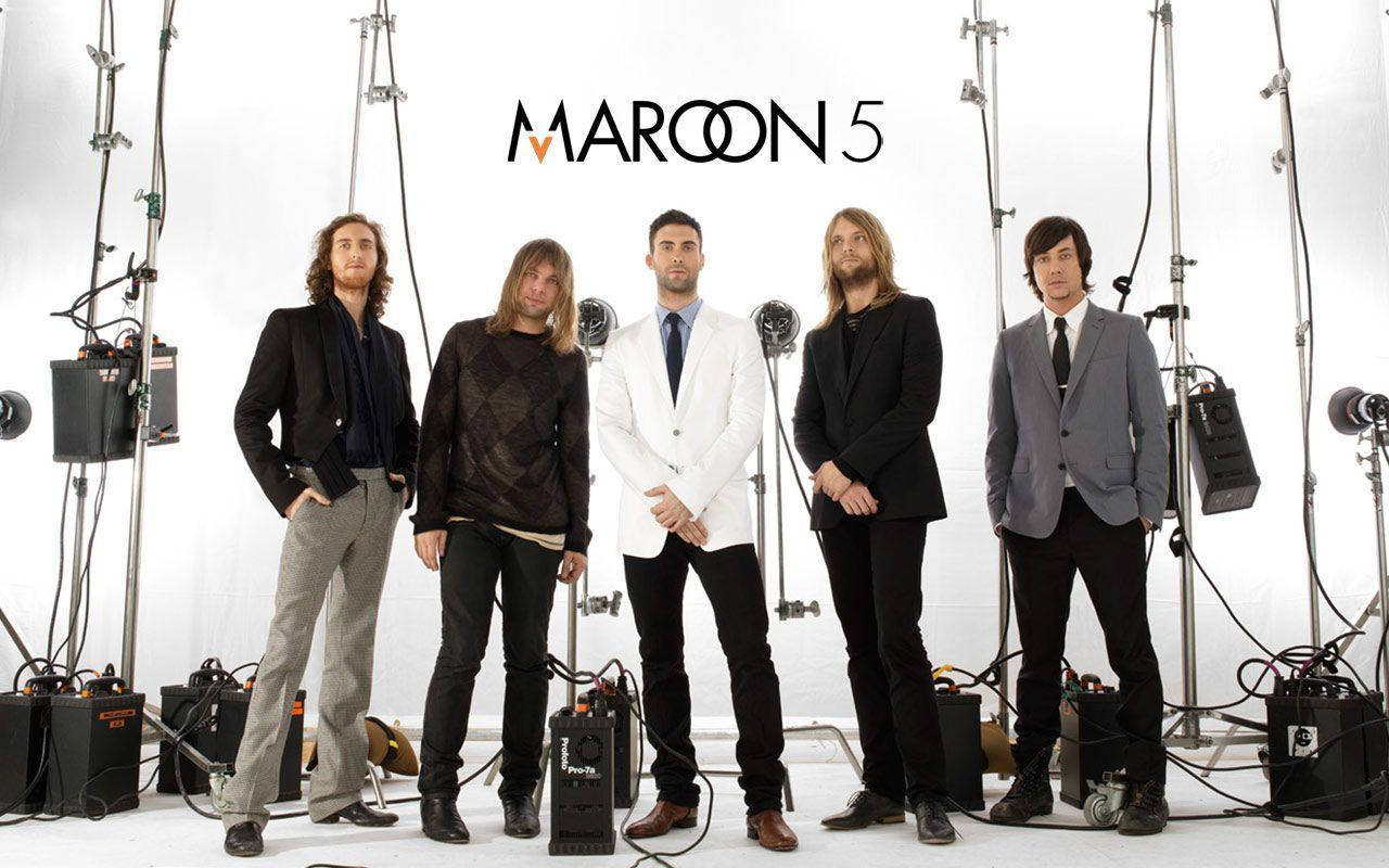 雲朵 桌布 壁紙 — Maroon 5 樂團成員在一個可見照明設備和他們標誌的錄音室中自信地擺姿勢。