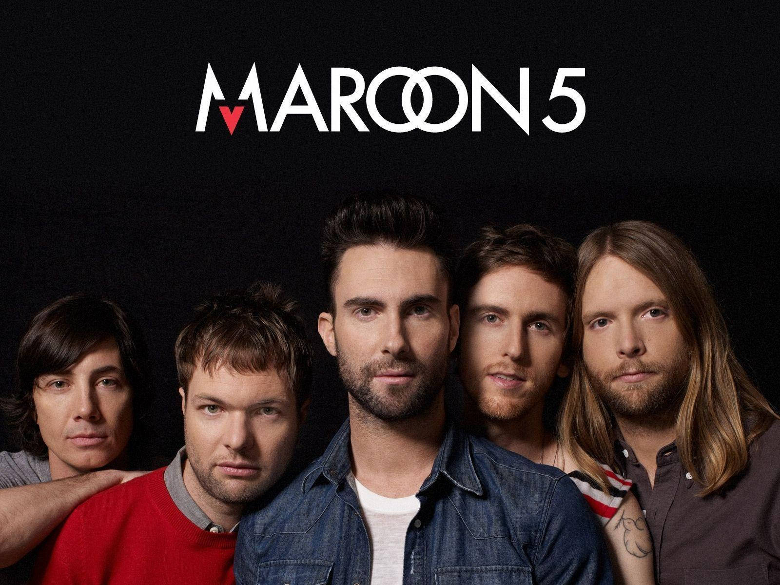 標誌 桌布 壁紙 — Maroon 5 樂團成員在黑色背景前一起擺姿勢，上方有他們的標誌。